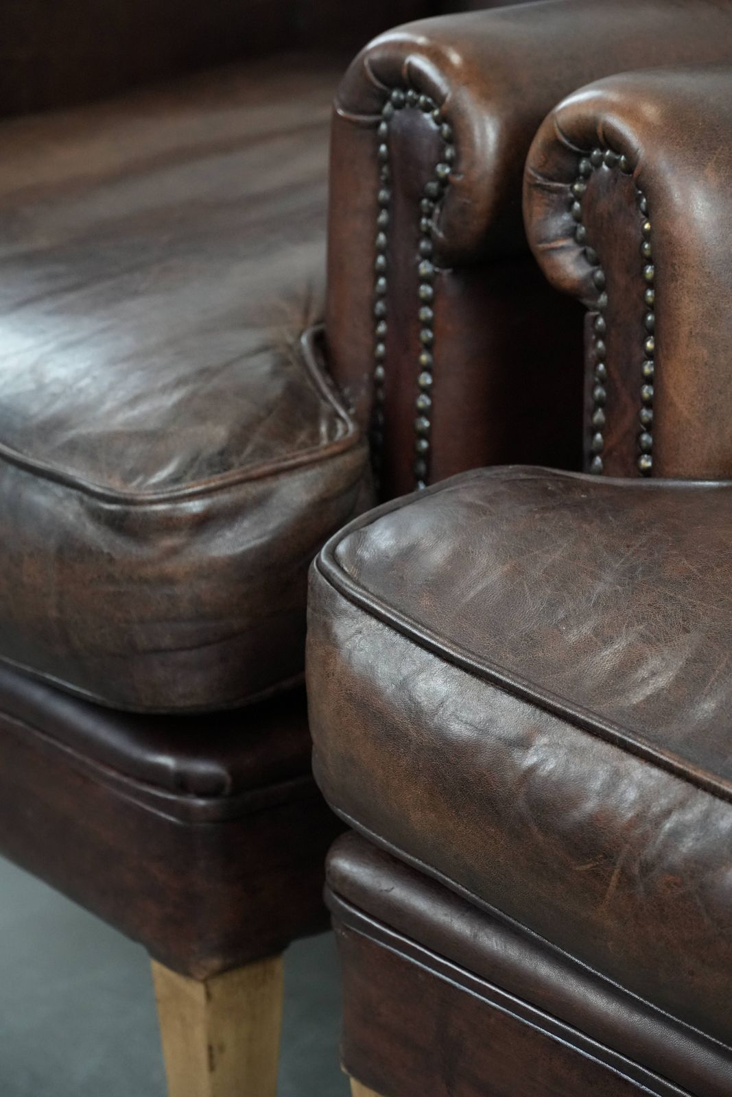 photo vinterior Set Van Twee Karaktervolle Schapenleren Fauteuils Met Een Mooie Diepe Kleur