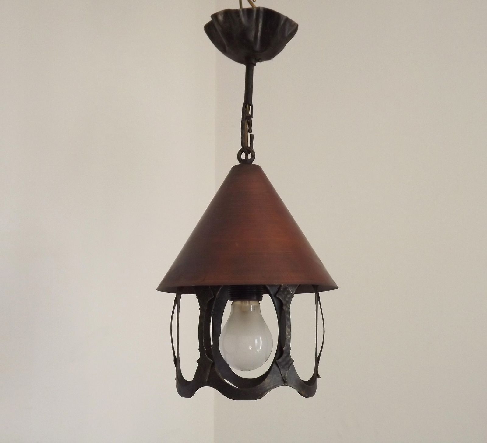 Lanterne suspendue mid-century française en fer forgé et cuivre