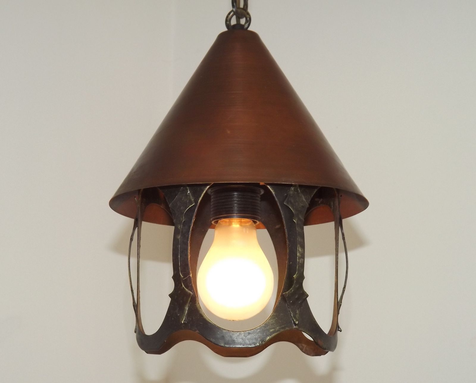 Lanterne suspendue mid-century française en fer forgé et cuivre photo buy
