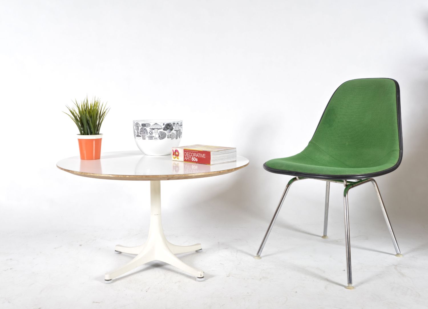 1960s Midcentury White Low Pedestal Coffee Side Table By George Nelson For Herman Miller Model 5452
