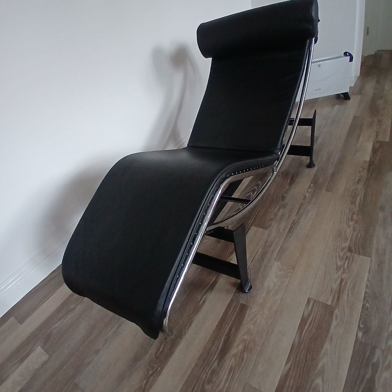 Classic  Le Corbusier  Chaise Longue  In Black  Leather