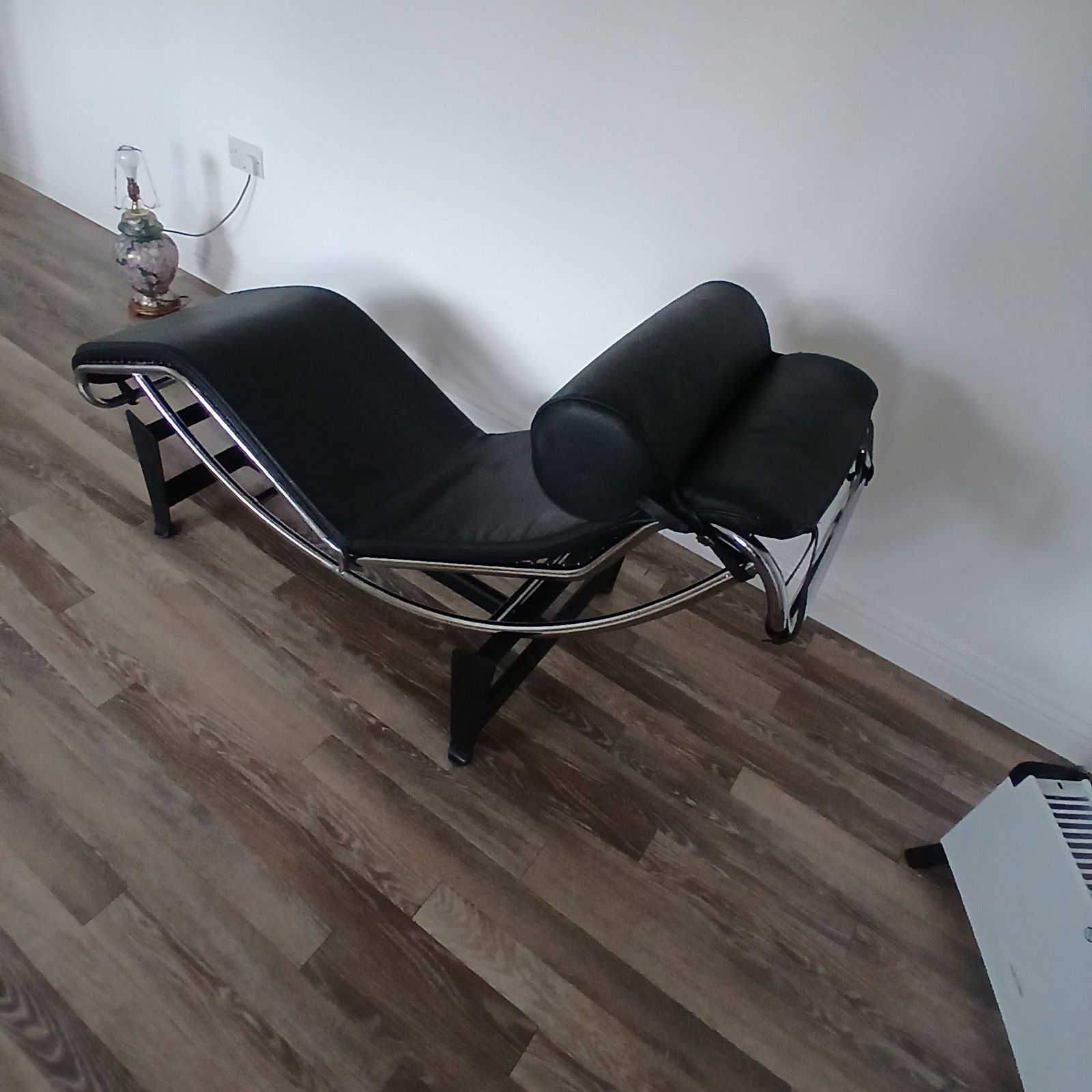 Classic  Le Corbusier  Chaise Longue  In Black  Leather photo for sale