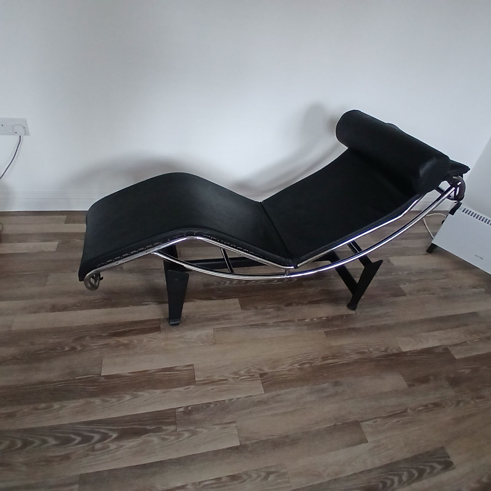 Classic  Le Corbusier  Chaise Longue  In Black  Leather photo Furniture