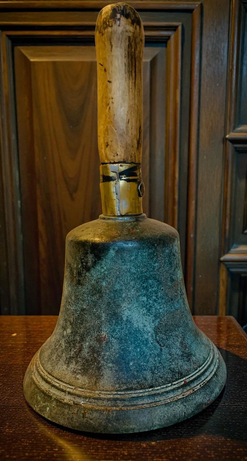 photo furniture Rare Georgian Bronze Town Crier’s Bell Watchman’s Alarm Handbell (C. 1714–1830)