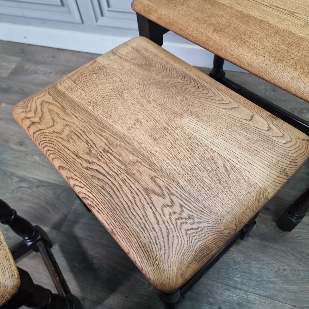 photo vintage Vintage Nest Of Tables 3 Solid Oak Wooden Coffee Side Lamp Turned Wood Retro