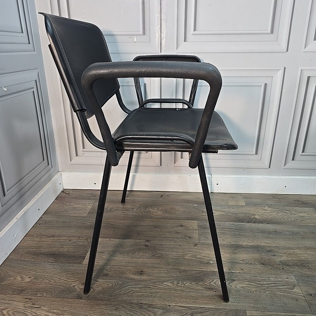 photo vintage 5 Stacking Office Chairs Black Conference With Arms Guest Visitor Waiting Room