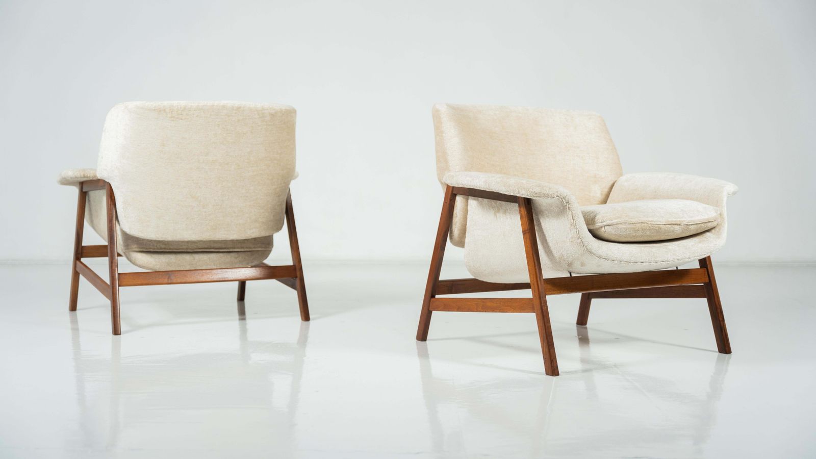 photo for sale Pair Of Armchairs "849 " By Gianfranco Frattini For Cassina, 1960s