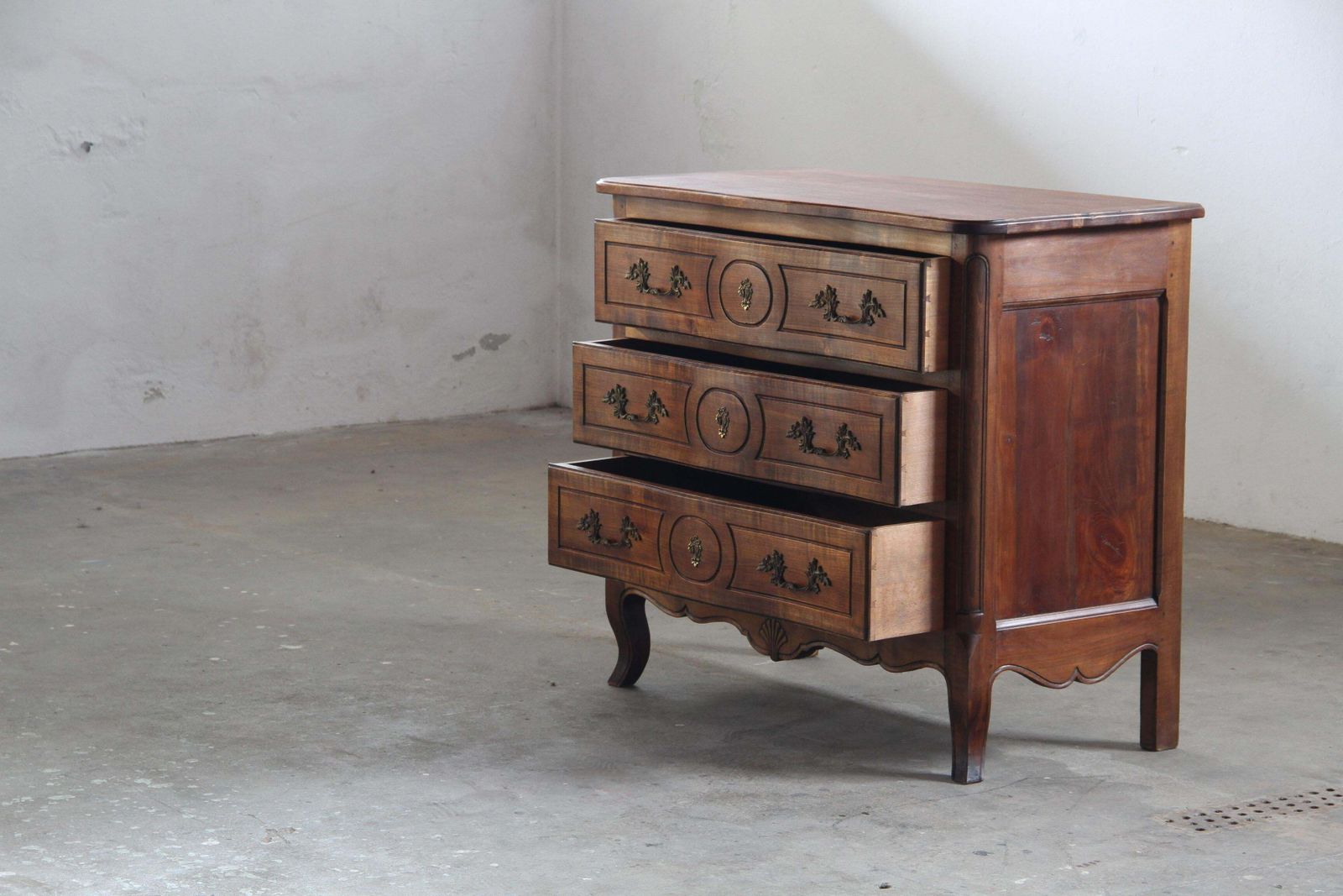 Vintage Commode In Walnoot, 18e Eeuw, Frans Provençaals, Lodewijk XVI Periode photo Meubels