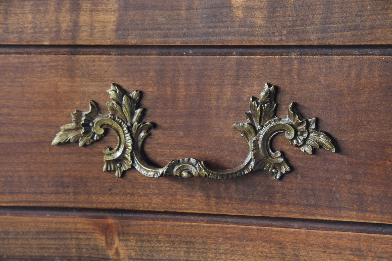 photo for sale Vintage Commode In Walnoot, 18e Eeuw, Frans Provençaals, Lodewijk XVI Periode
