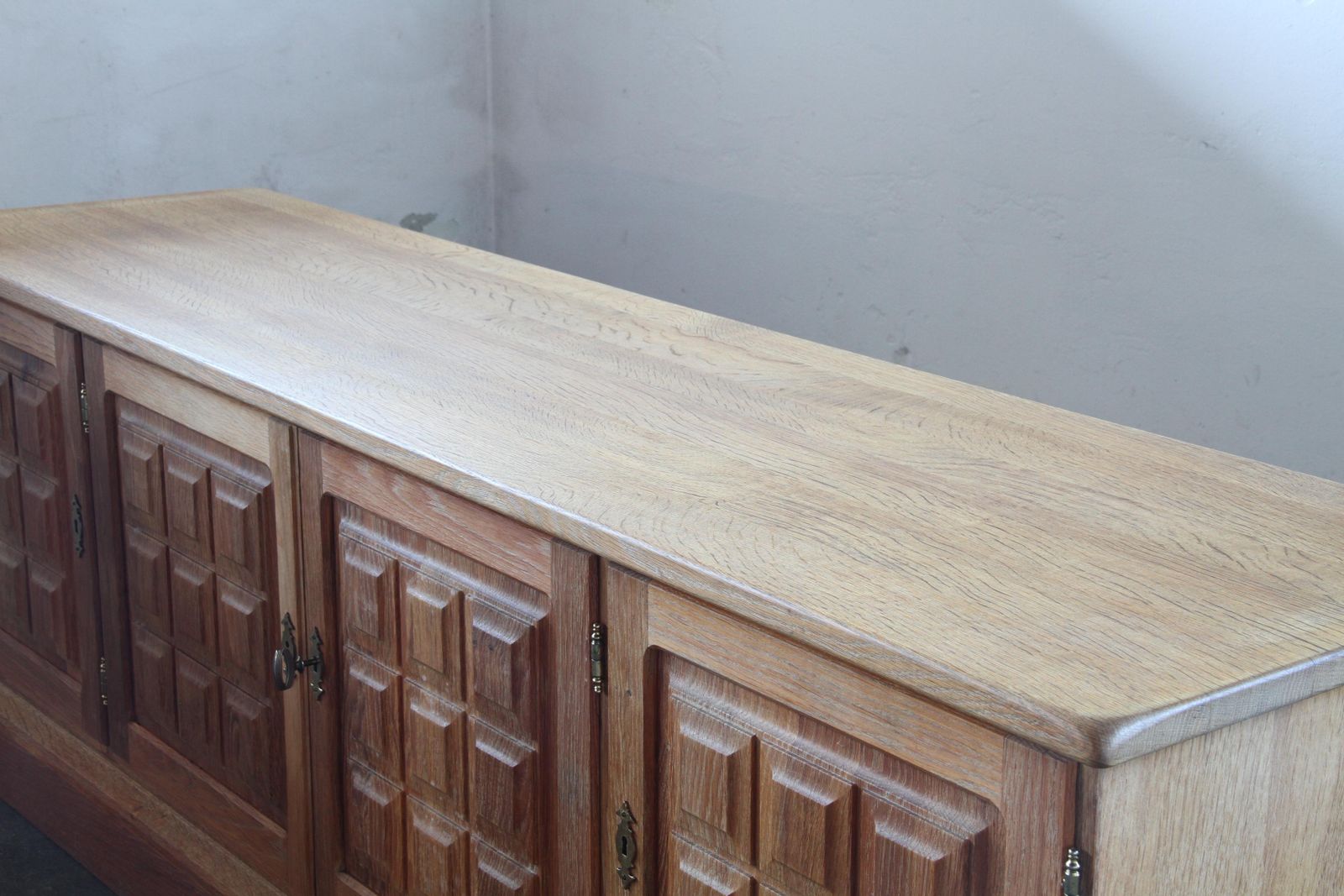 photo vinterior Vintage 1960/70s Danish Brutalist Light Oak Low Sideboard / Crezenda