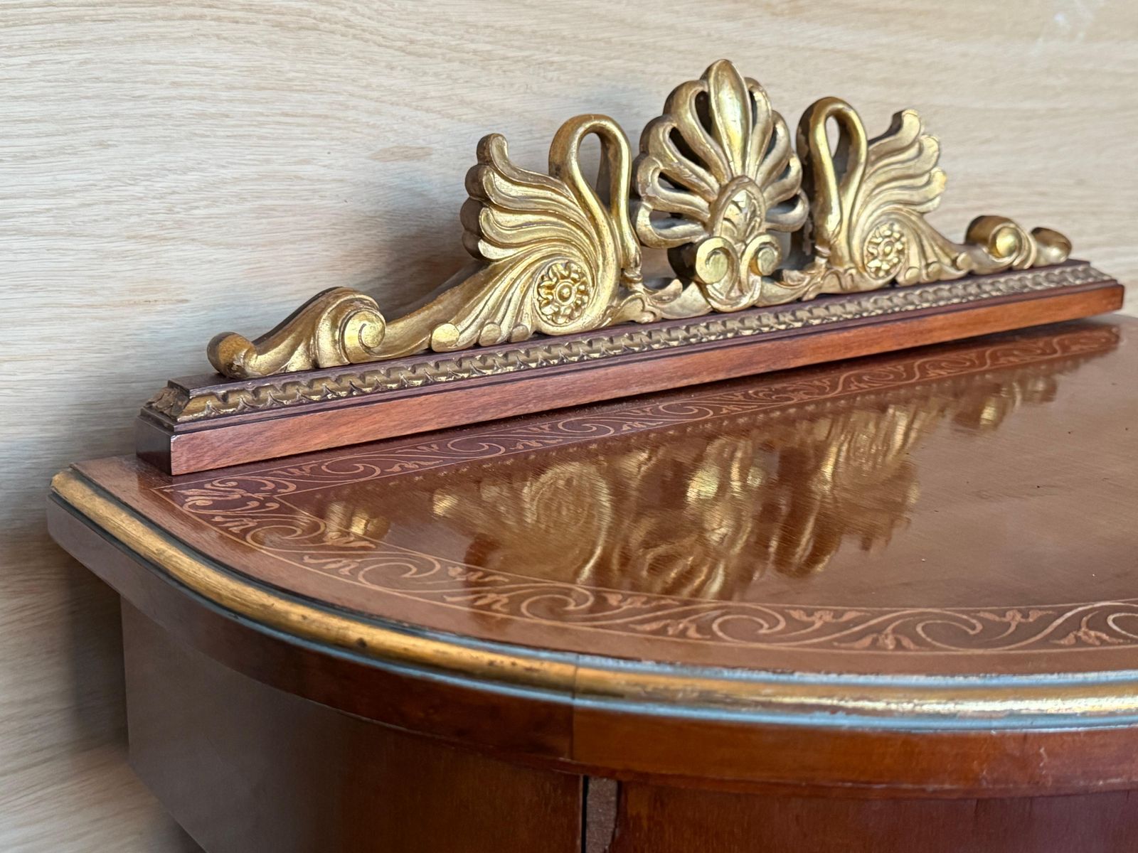 Paire de tables de chevet demi-lune aux cygnes, plateau en marqueterie et fronton, XXe siècle photo furniture