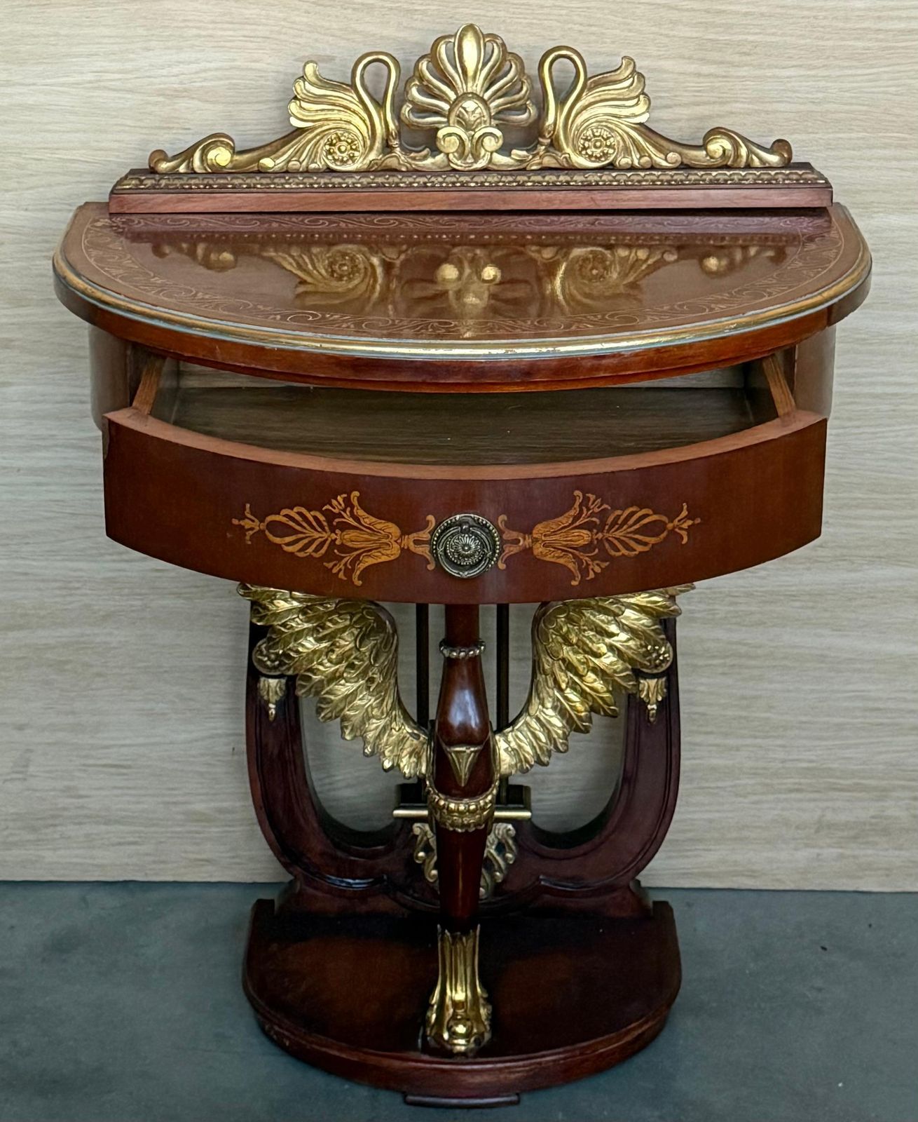Paire de tables de chevet demi-lune aux cygnes, plateau en marqueterie et fronton, XXe siècle photo 2436.0