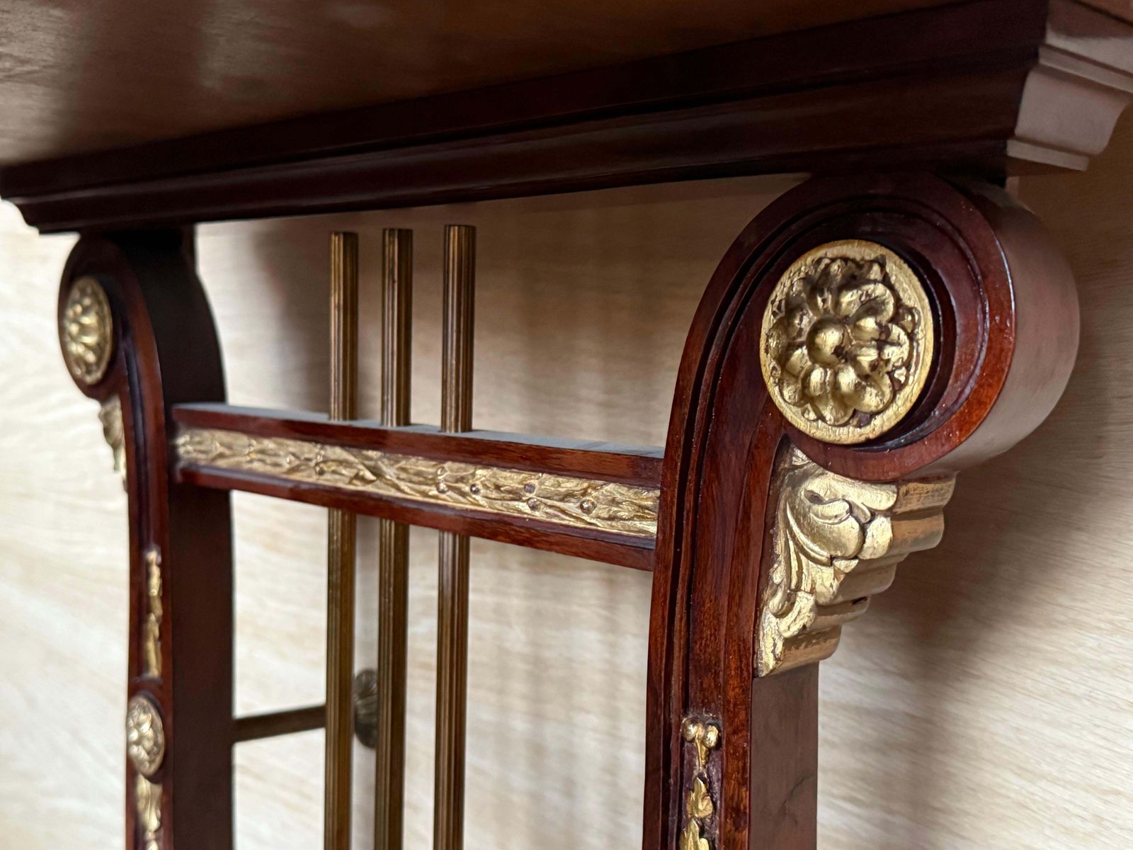 Mobilier Paire de tables de chevet demi-lune aux cygnes, plateau en marqueterie et fronton, XXe siècle photo