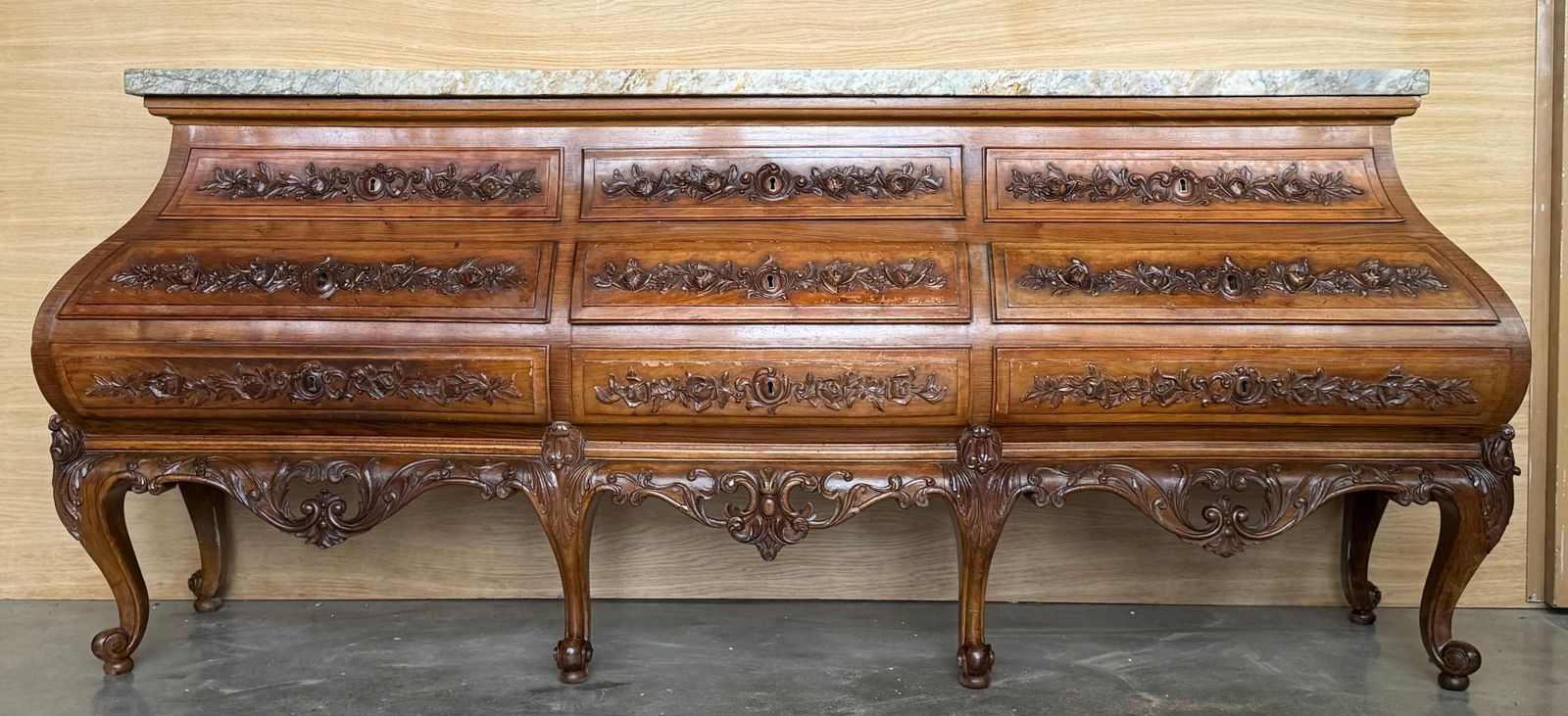 Commode Louis XV en noyer sculpté de style provincial français, XXe siècle photo furniture