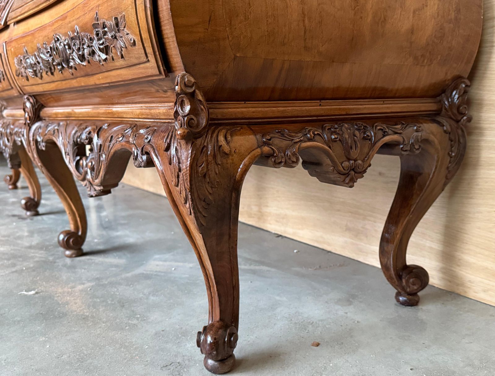 Commode Louis XV en noyer sculpté de style provincial français, XXe siècle photo 5036.0
