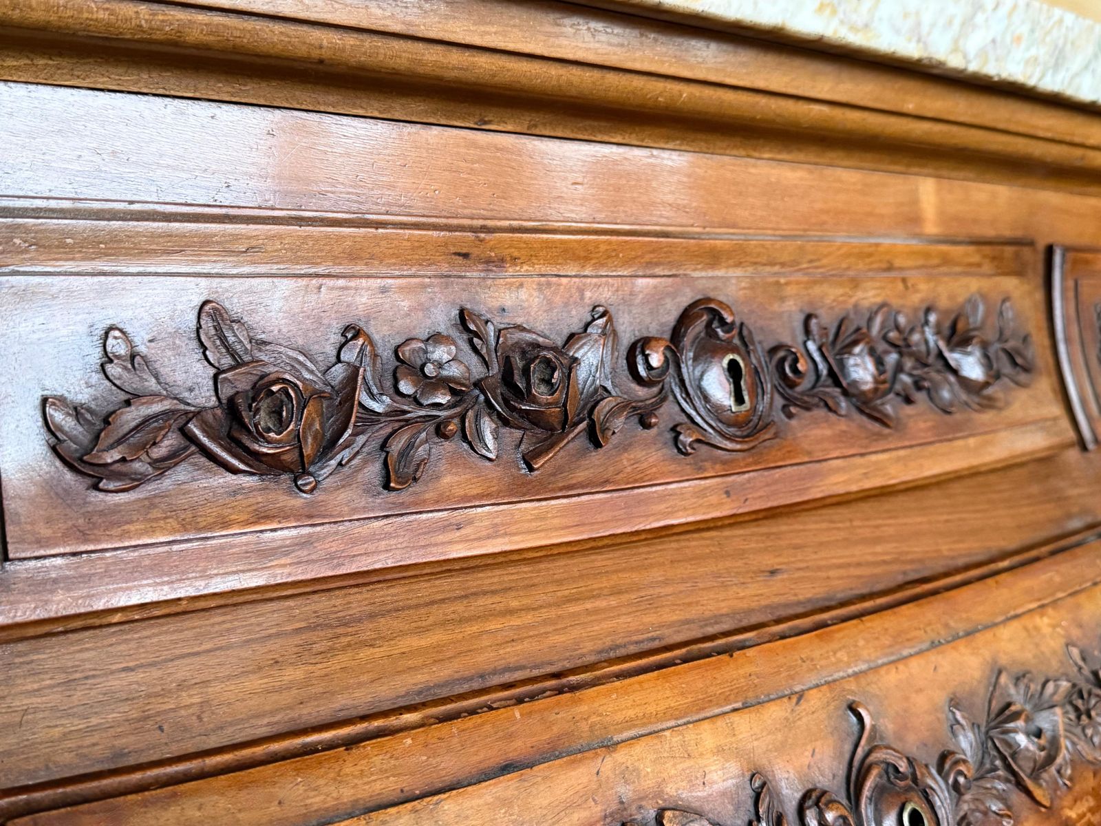 photo for sale Commode Louis XV en noyer sculpté de style provincial français, XXe siècle