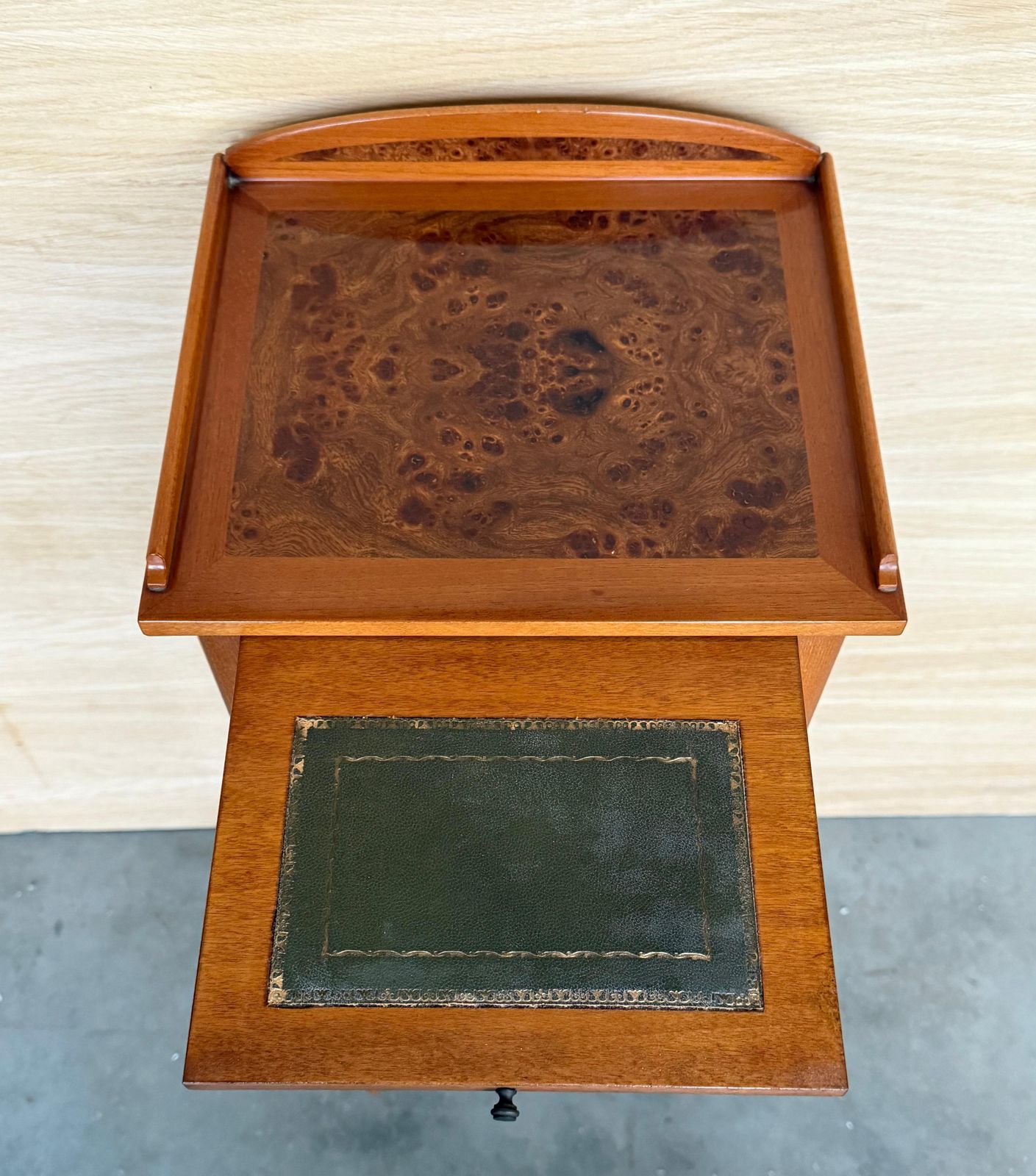 photo furniture Table de chevet italienne d'époque en bois avec plateau coulissant dissimulé, début du XXe siècle