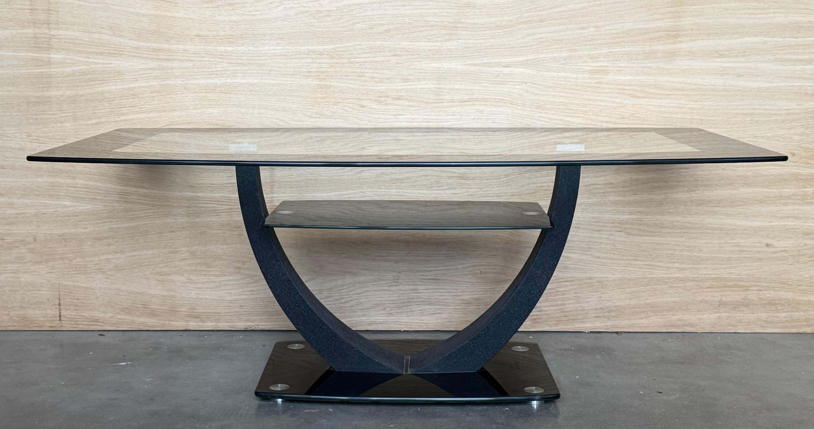 Table basse rectangulaire à deux niveaux, plateau en verre noir et pied central en métal photo furniture