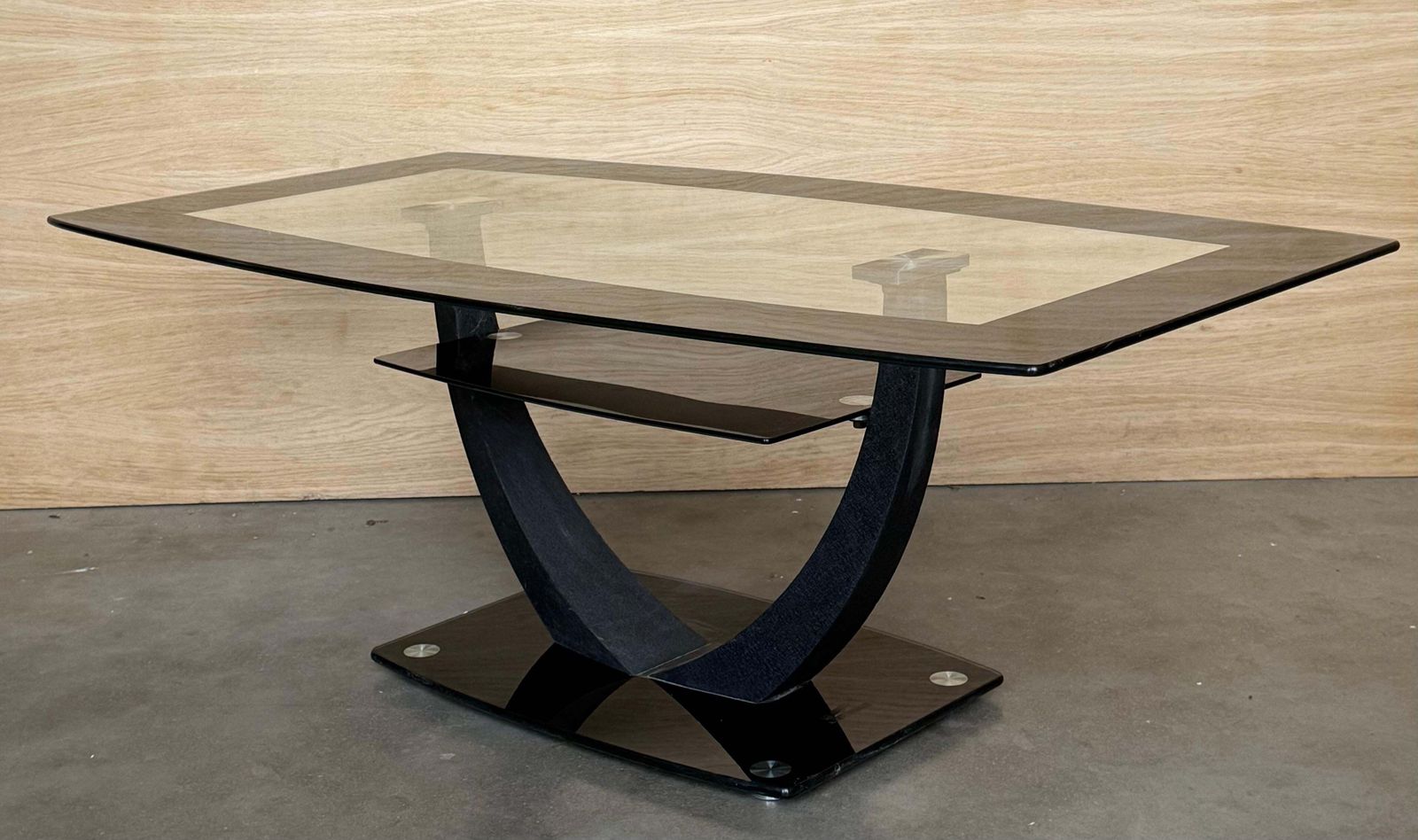 Table basse rectangulaire à deux niveaux, plateau en verre noir et pied central en métal photo vinterior
