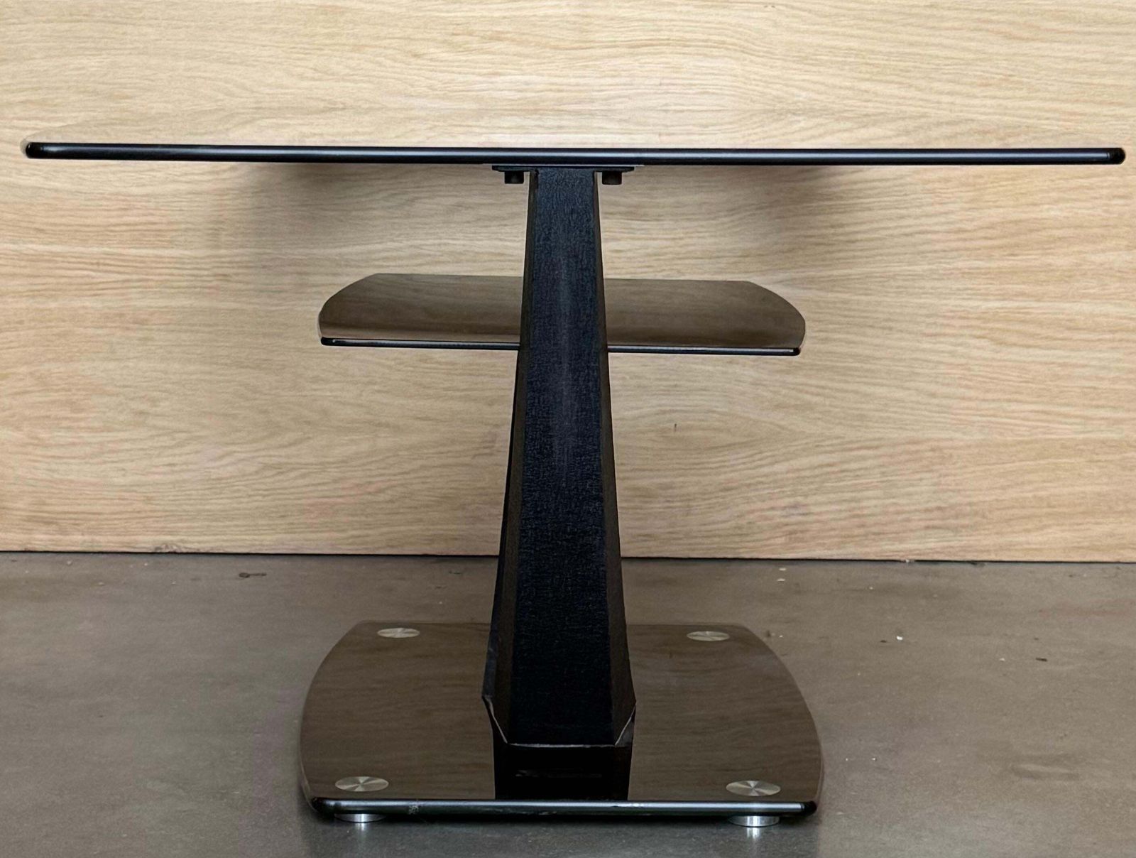 Table basse rectangulaire à deux niveaux, plateau en verre noir et pied central en métal photo vintage