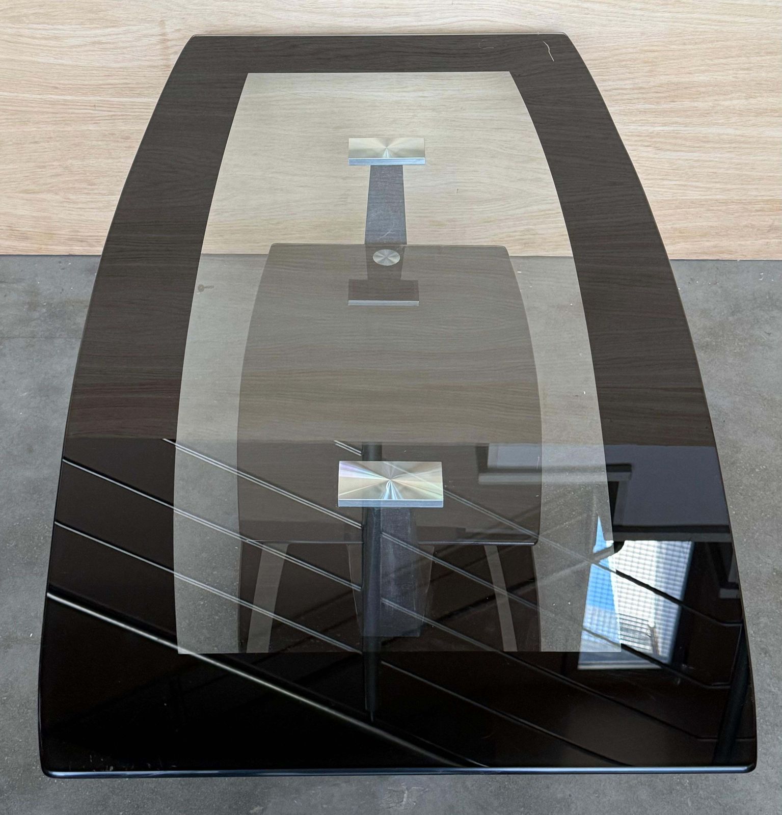 photo furniture Table basse rectangulaire à deux niveaux, plateau en verre noir et pied central en métal