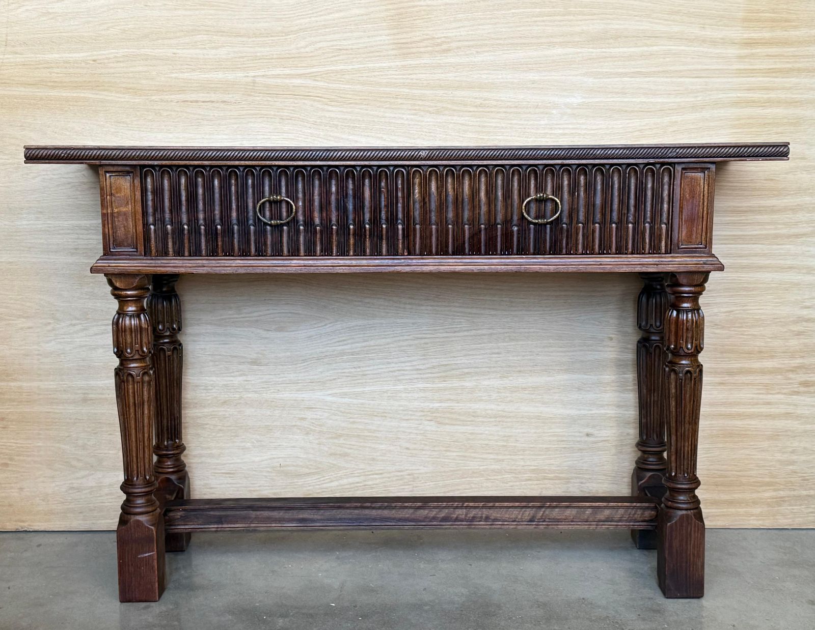 Console espagnole à deux tiroirs sculptés, années 1900 photo furniture