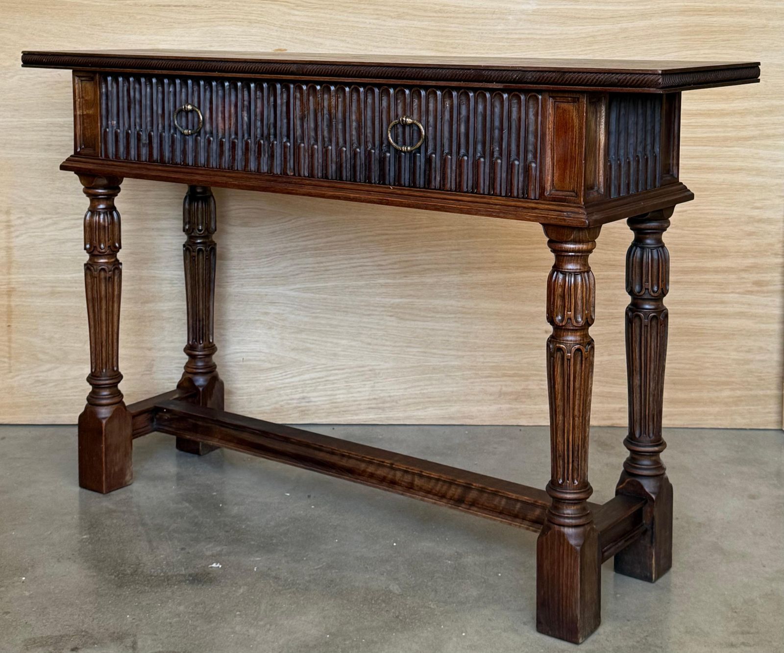 Console espagnole à deux tiroirs sculptés, années 1900 photo vinterior