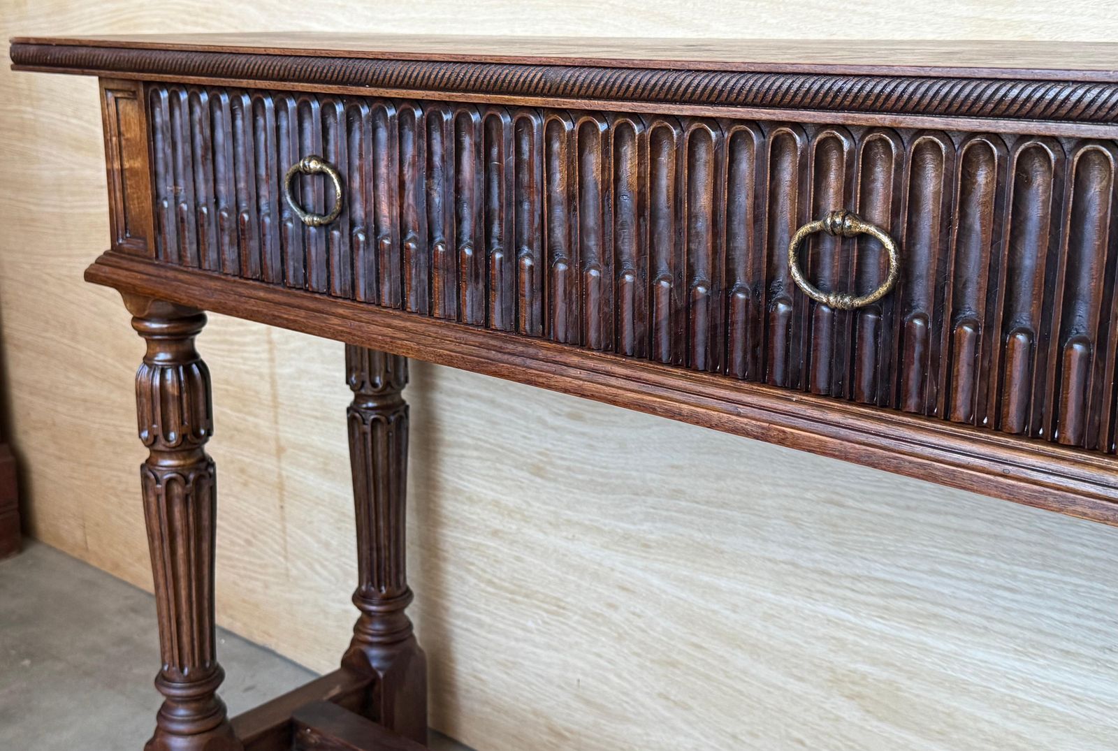 Console espagnole à deux tiroirs sculptés, années 1900 photo vintage