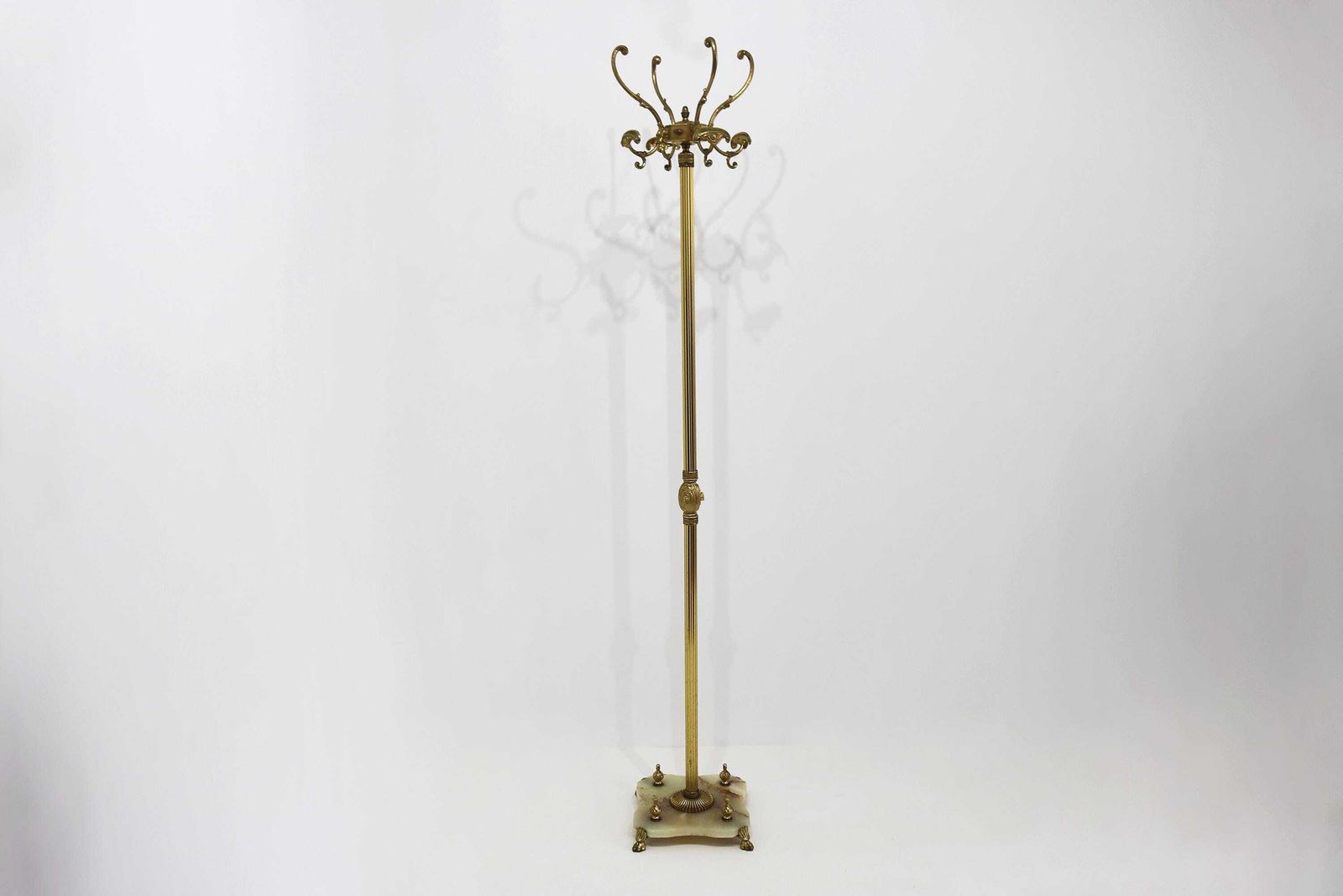 Antieke Stijl Messing Kapstok Met Draaibare Kroon En Marmeren Voet – Italiaanse Hollywood Regency Halstandaard, Vintage Goud