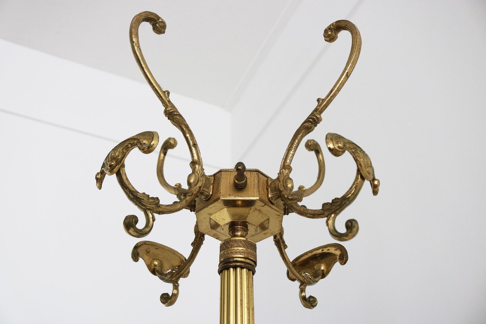 Antique Style Brass Coat Rack With Rotating Crown And Marble Base Italian Hollywood Regency Hall Tree Vintage Gold Entryway Stand photo furniture
