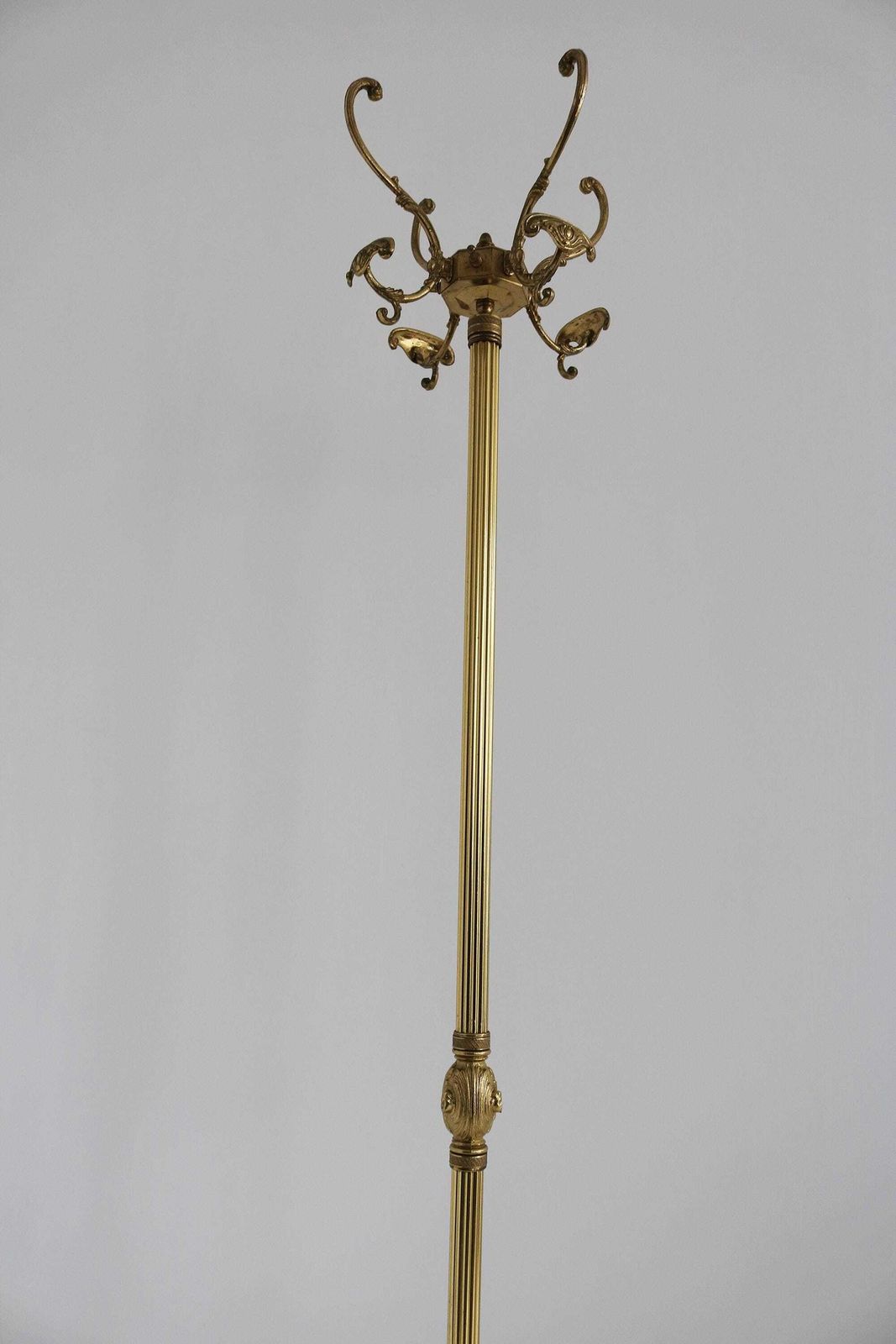 Antieke Stijl Messing Kapstok Met Draaibare Kroon En Marmeren Voet – Italiaanse Hollywood Regency Halstandaard, Vintage Goud photo buy
