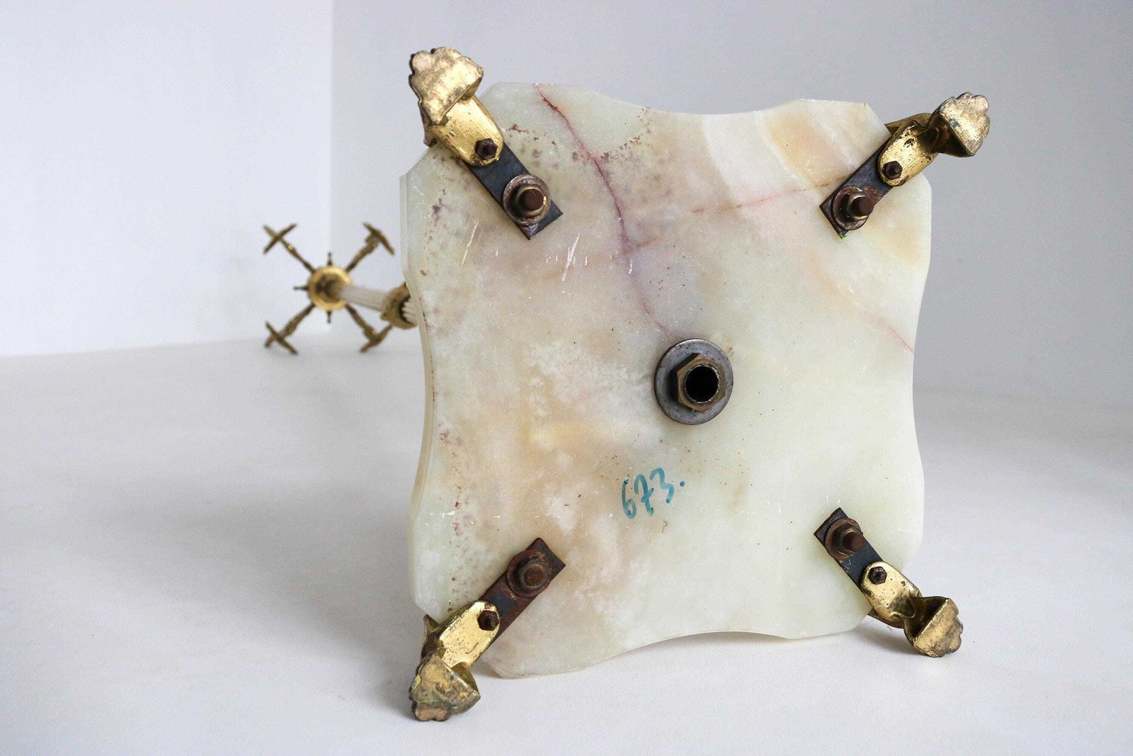 photo vintage Antique Style Brass Coat Rack With Rotating Crown And Marble Base Italian Hollywood Regency Hall Tree Vintage Gold Entryway Stand