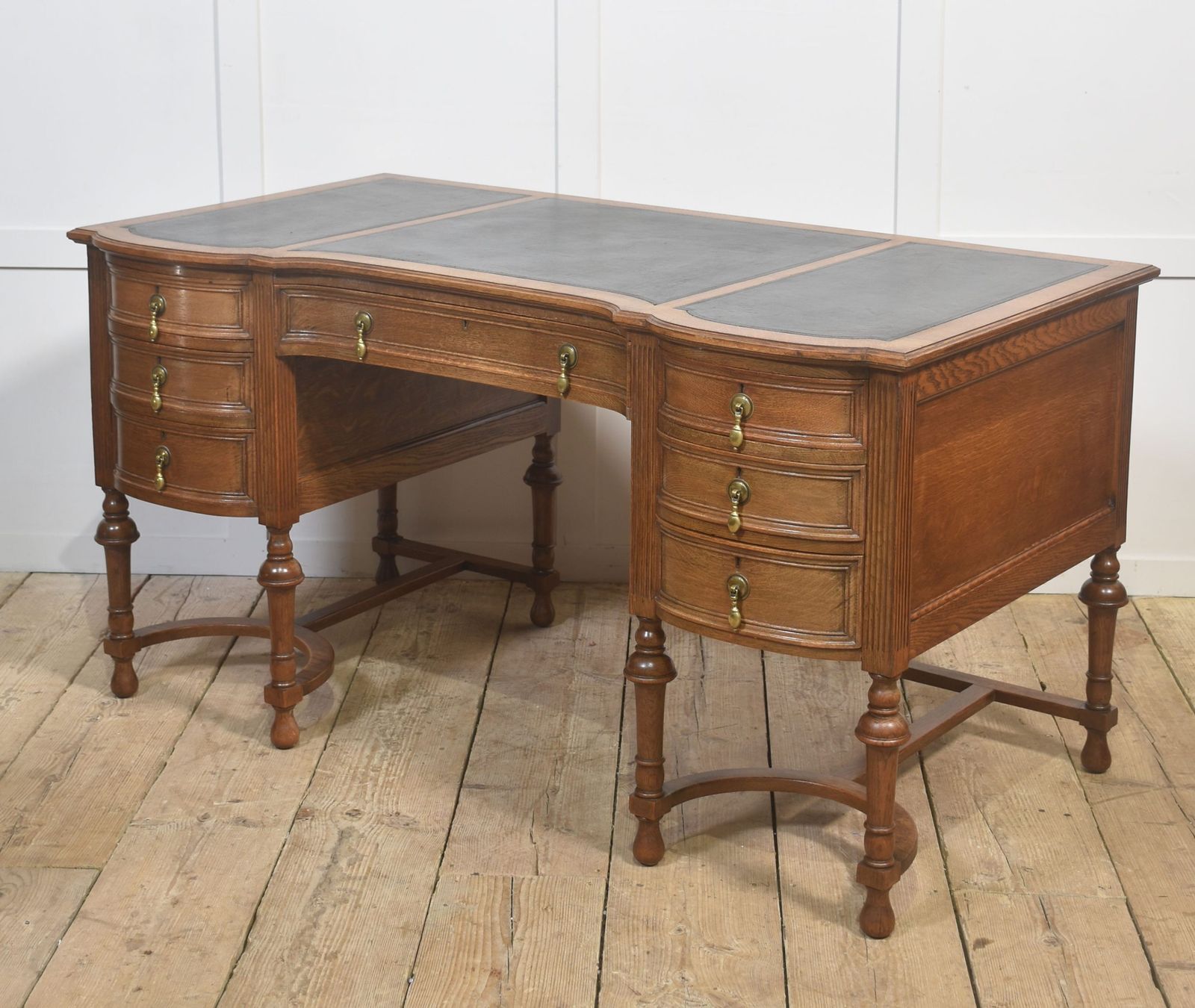 Oak Pedestal Writing Desk, Mid 20th Century photo 2994.0