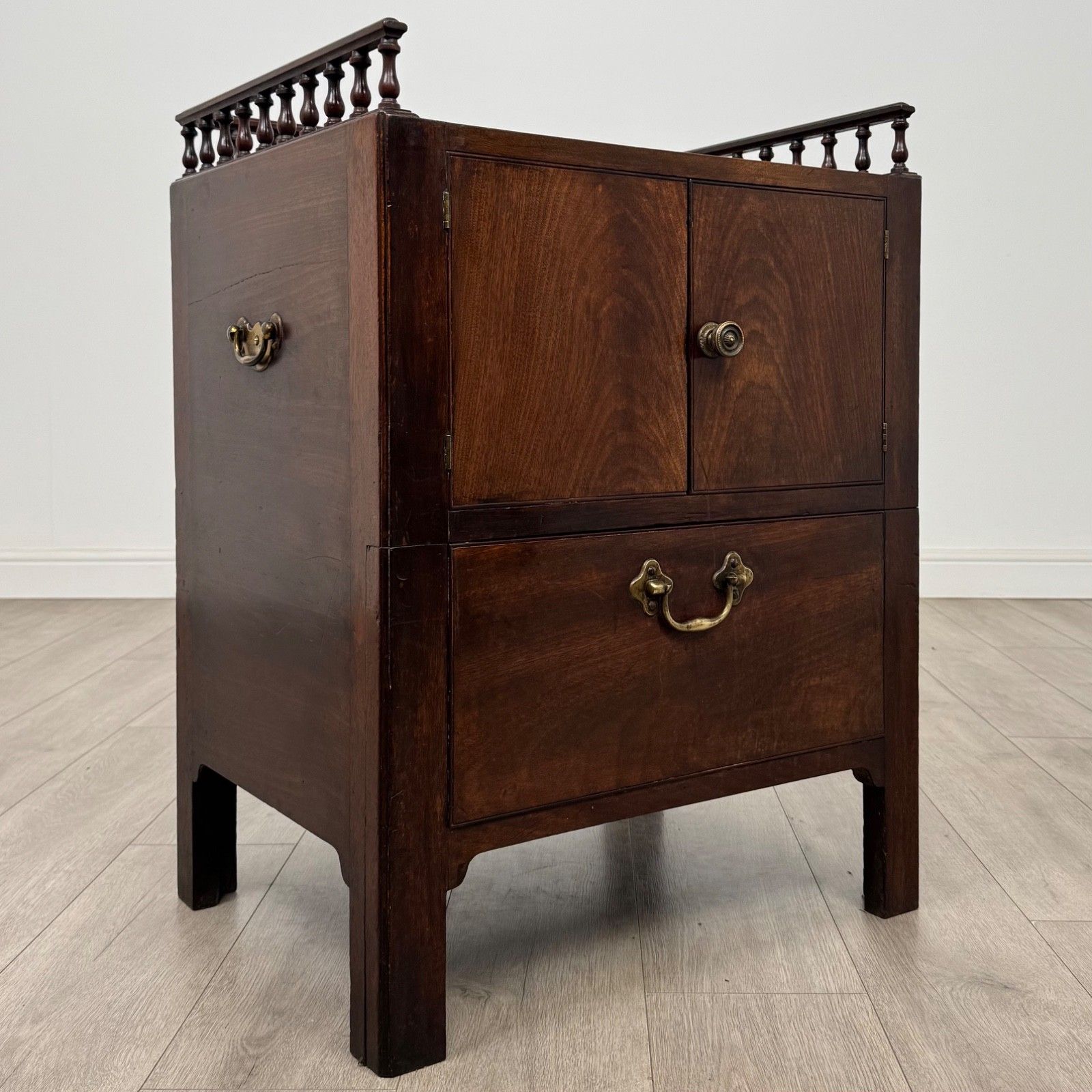 photo furniture Antique 18th Century Unique Fine Quality Cabinet In Mahogany ( Af 5207 )