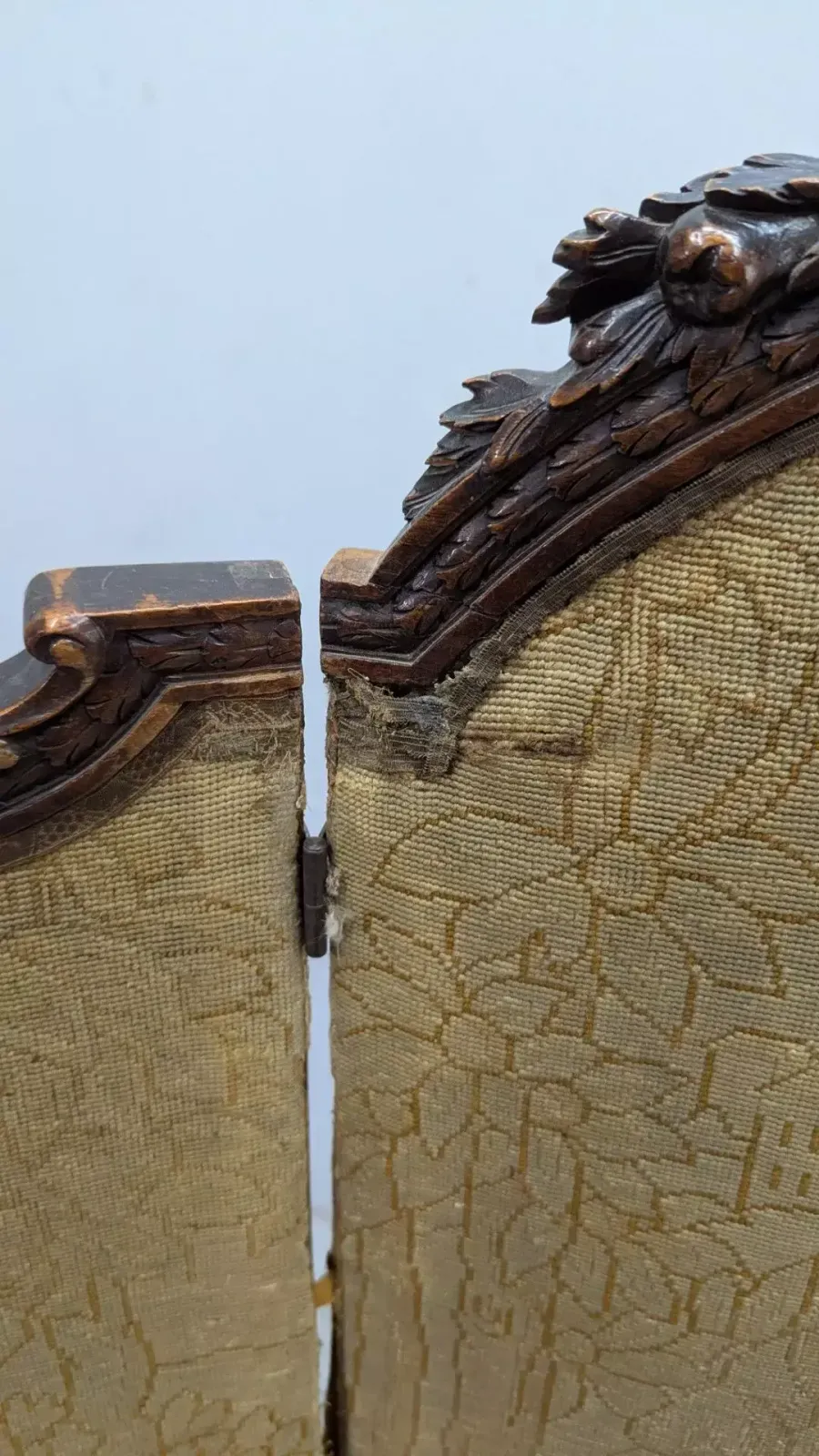 990.0 Baroque Screen In Carved Walnut And Fabric photo