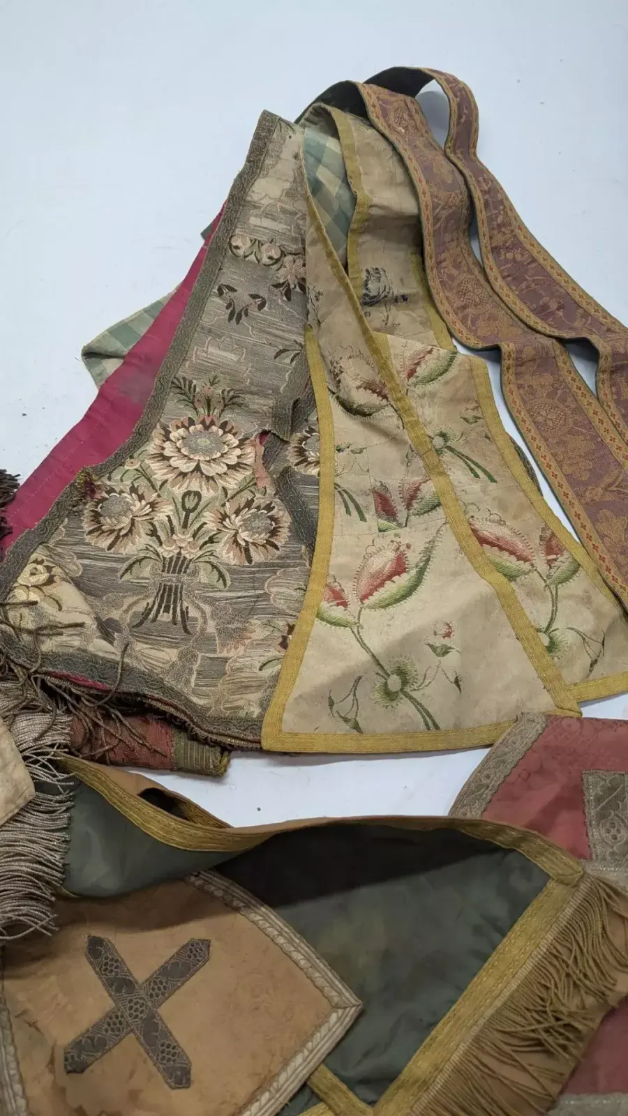 Important Collection Of Embroidered And Woven Liturgical Vestments And Coverings, With Handwritten Provenance – France, 18th–19th Century photo vinterior