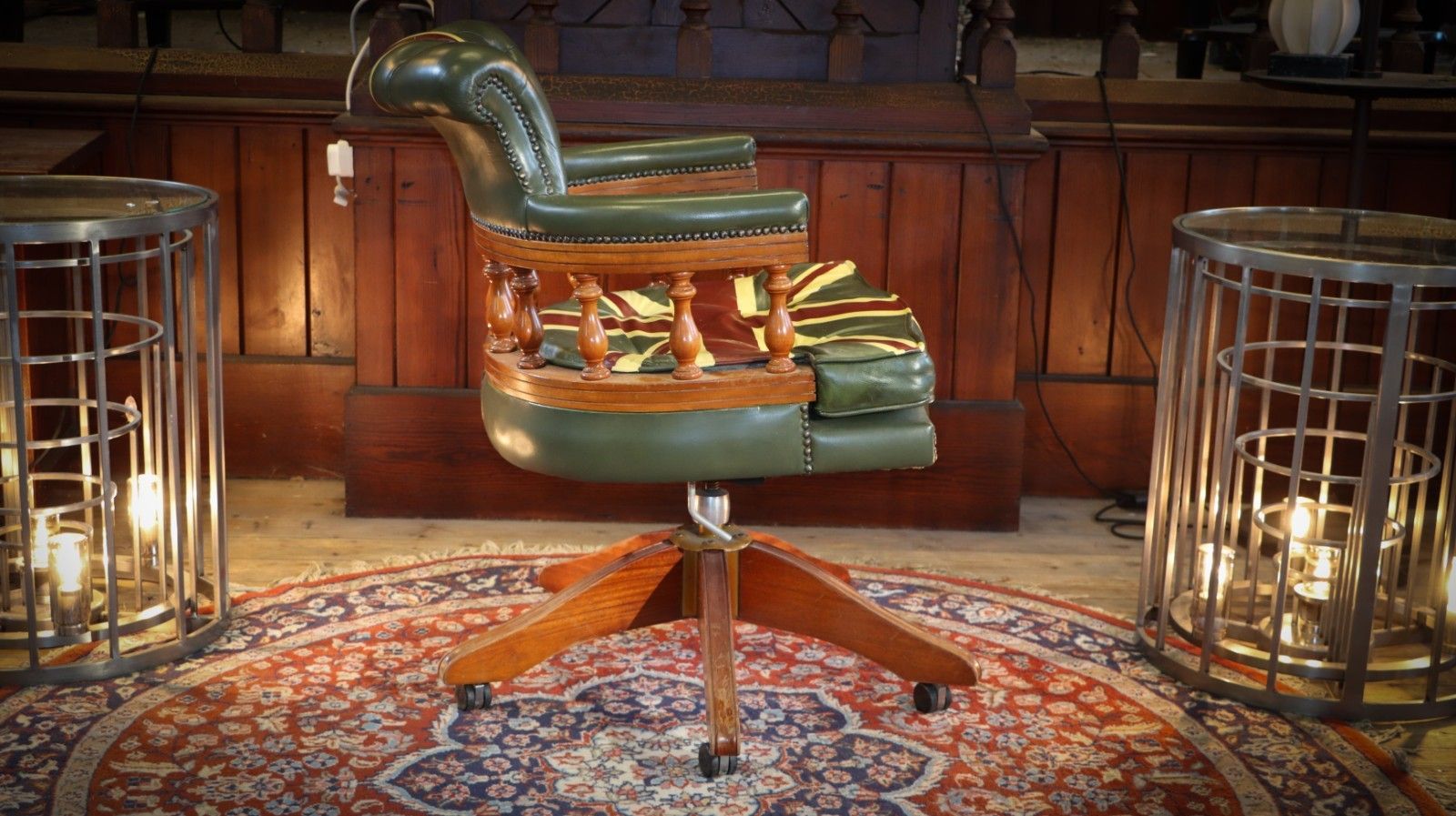 photo vintage Stunning Rare Captains Swivel Leather Armchair Union Jack Possibly George Smith