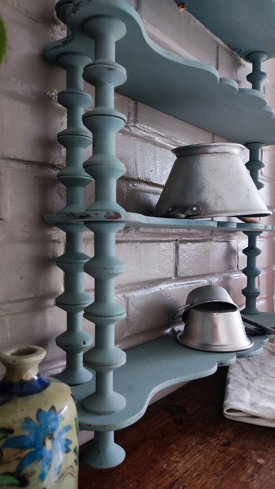 photo vinterior French Antique Folk Art Spindle Wall Shelf Wooden Bobbin Wall Shelving Unit Light Blue