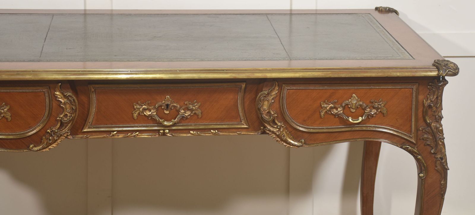 photo vintage Fine French Louis XV–Style Ormolu Mounted Bureau Plat