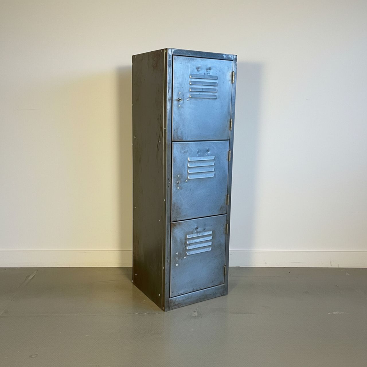 Vintage Locker With 3 Compartments