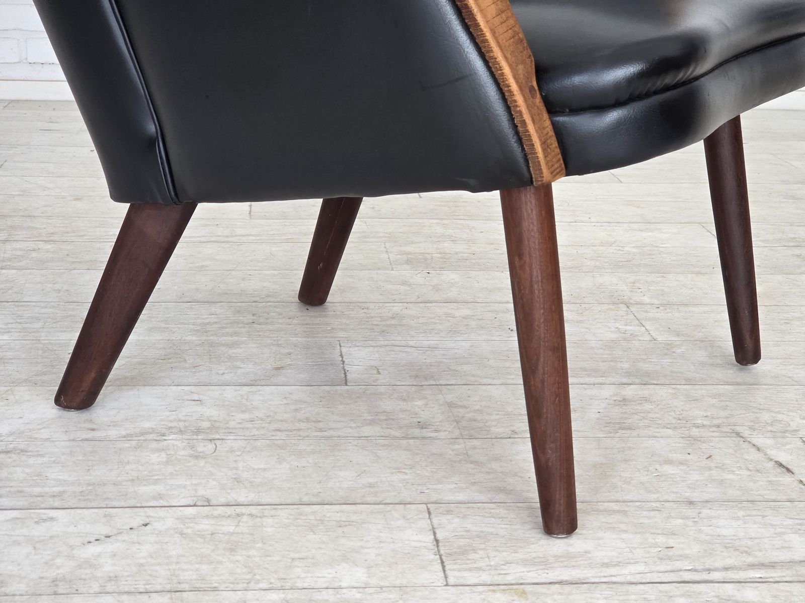 Ca. Jaren 1970, Deens Design Van Svend Skipper, Fauteuil, Model "Teddy", Kunstleer, Teakhout. photo Meubels