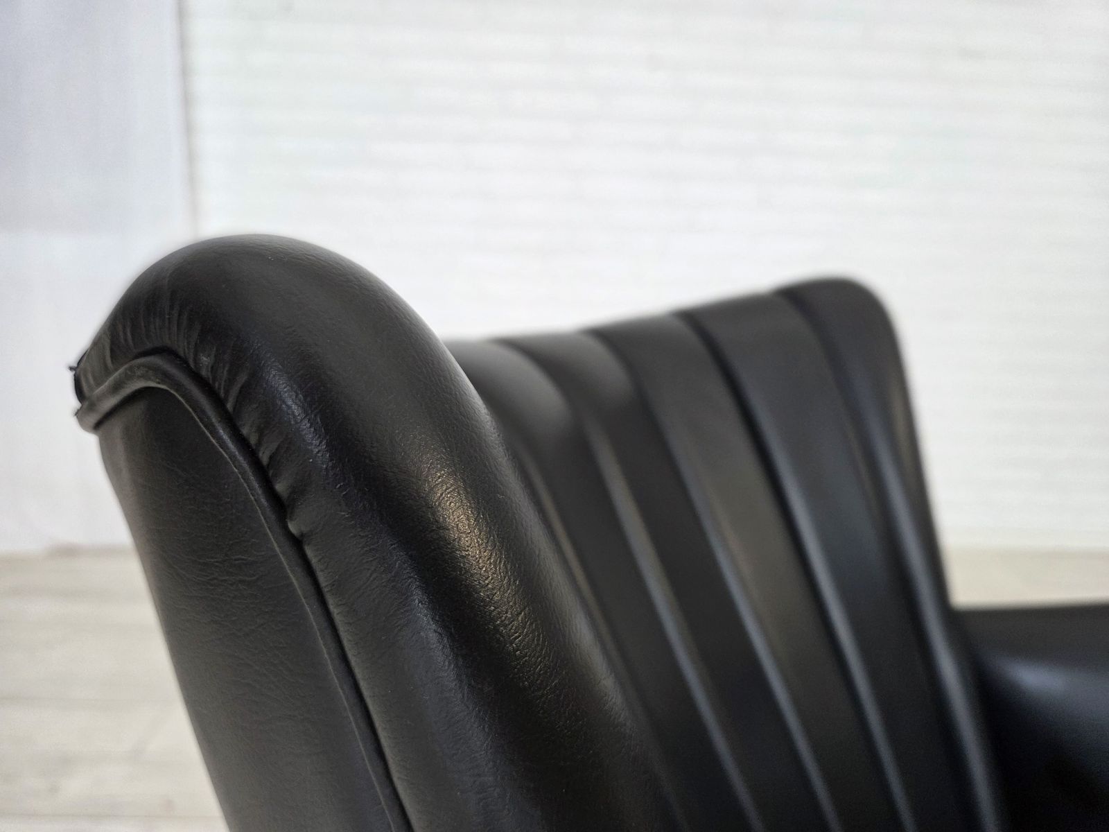 Ca. Jaren 1970, Deens Design Van Svend Skipper, Fauteuil, Model "Teddy", Kunstleer, Teakhout. photo vinterior