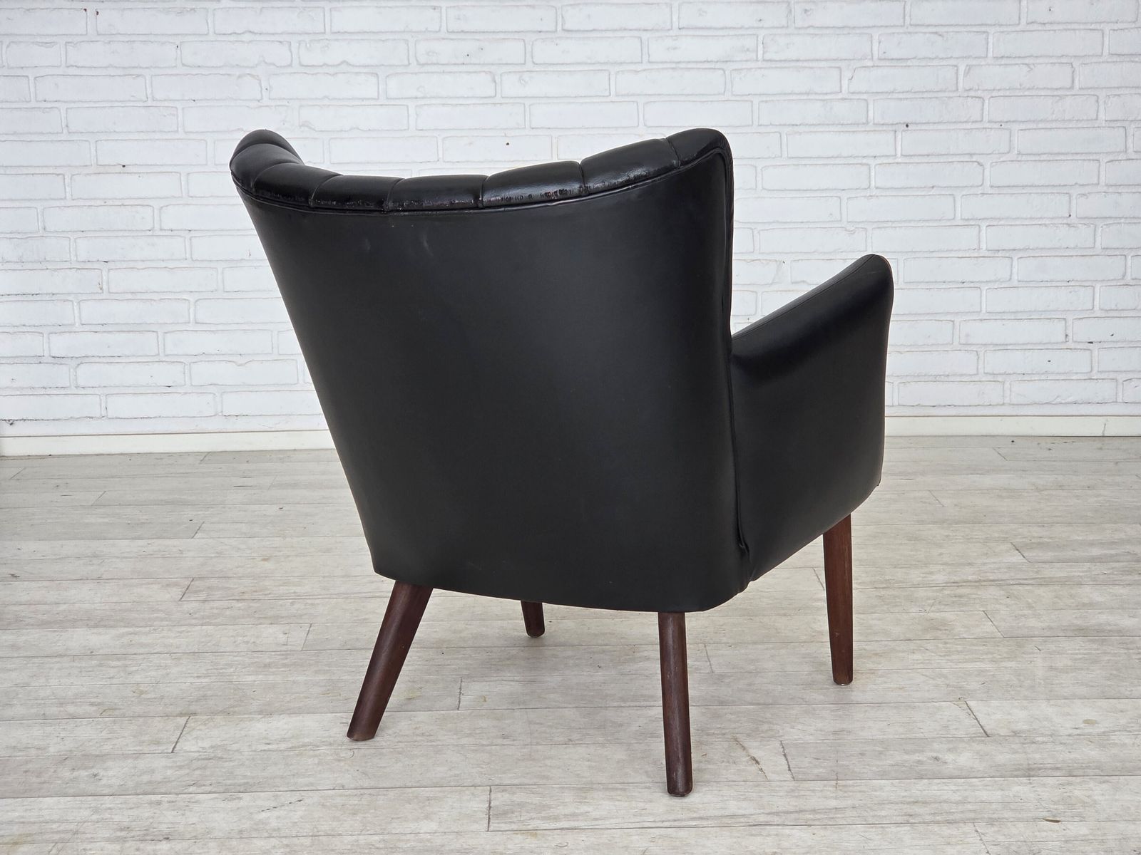 photo buy Ca. Jaren 1970, Deens Design Van Svend Skipper, Fauteuil, Model "Teddy", Kunstleer, Teakhout.