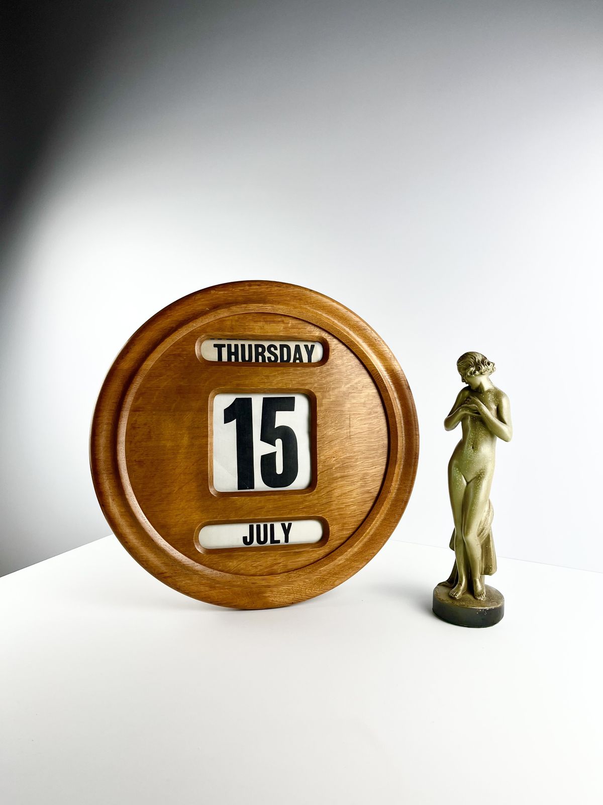 photo vinterior Oversized Perpetual Wall Calendar In Oak, British First Half 20th Century