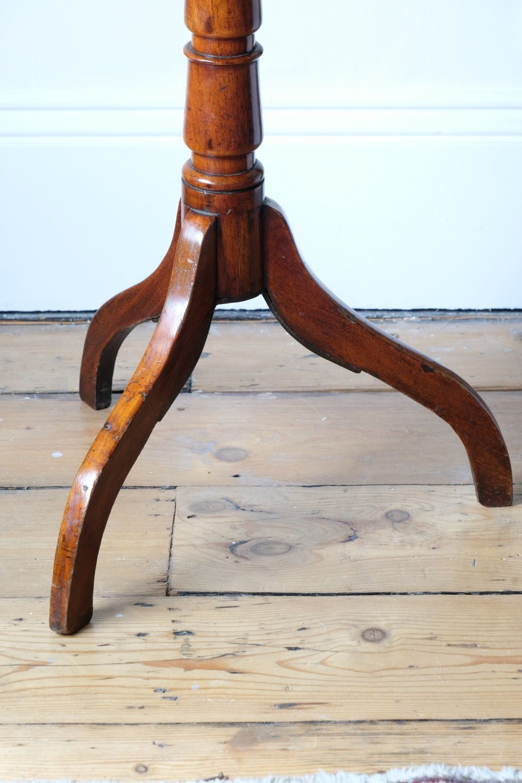 photo vintage Antique Flame Mahogany Oval Wine Table — George III (C.1790)