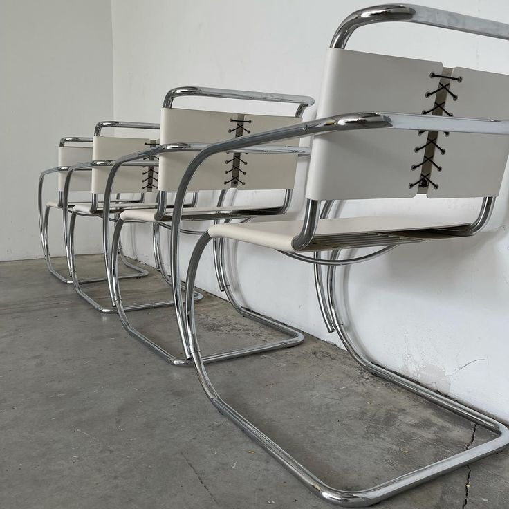 Set Of 2 Mies Van Der Rohe Mr20 Chairs In Original White Leather photo vinterior