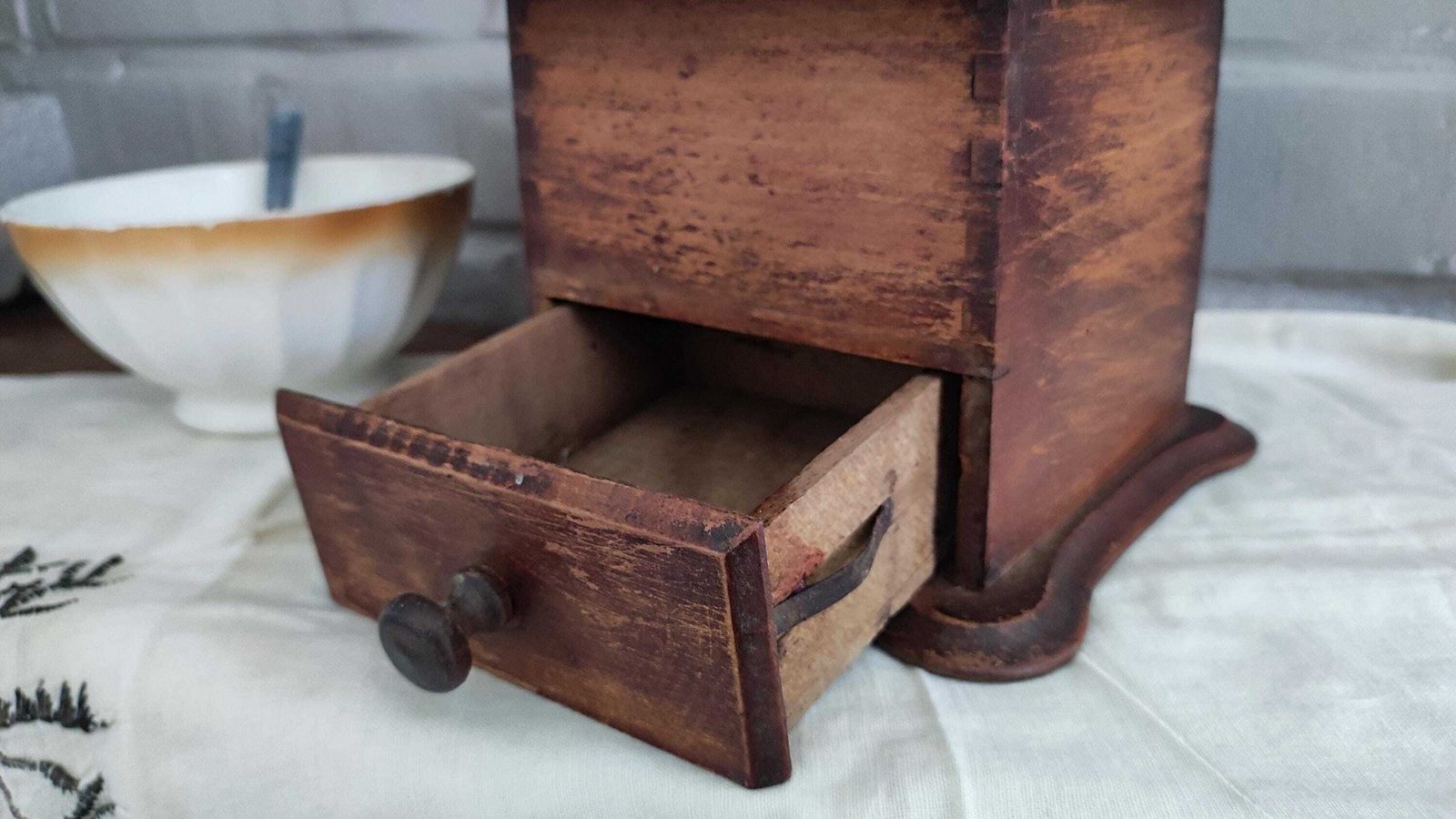 photo vinterior Large Antique Wooden Manual Coffee Grinder, French Counter Spice Mill