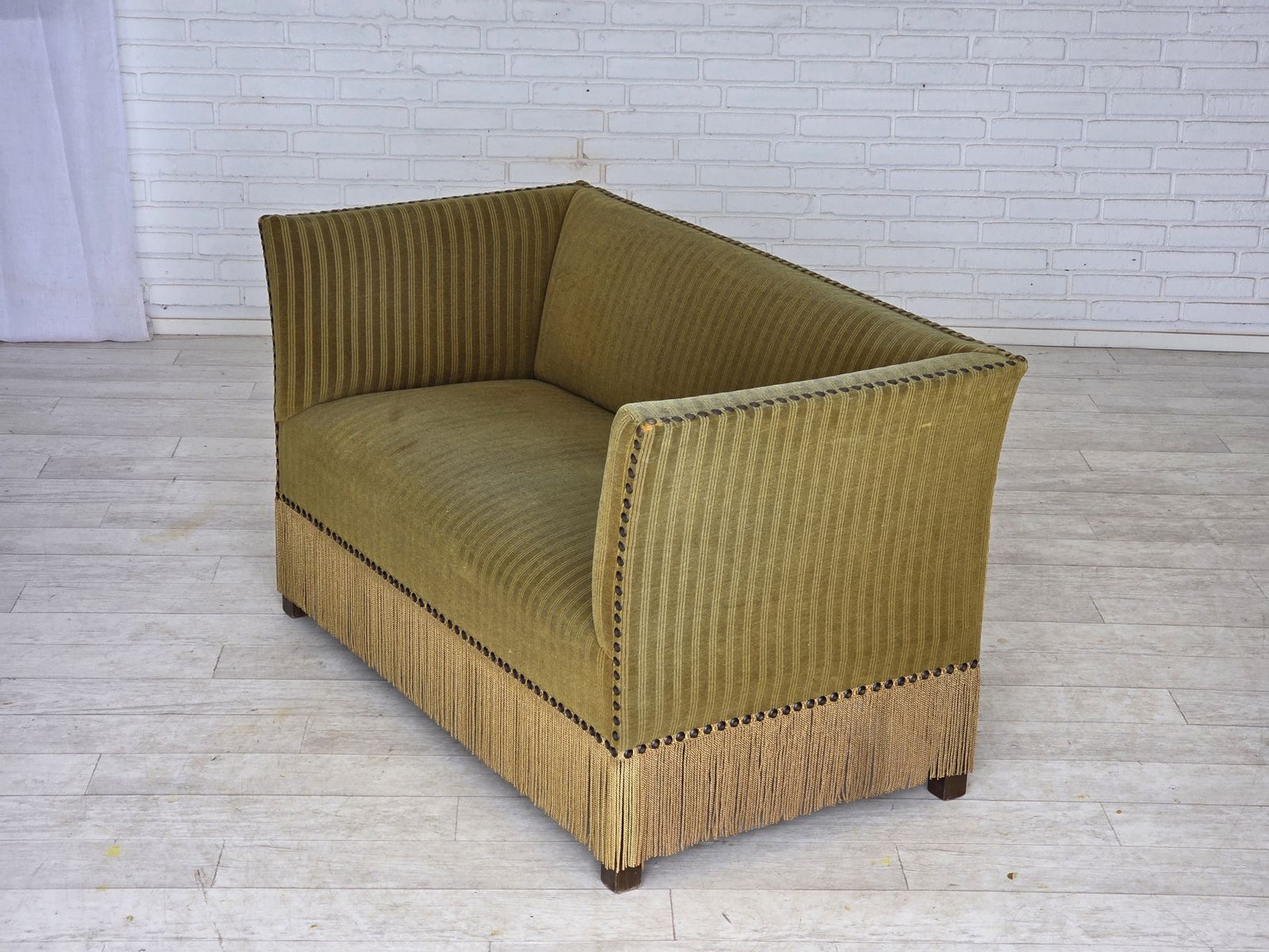 photo vinterior 1970s, Danish 2 Seater Sofa, Original Green Furniture Velour.