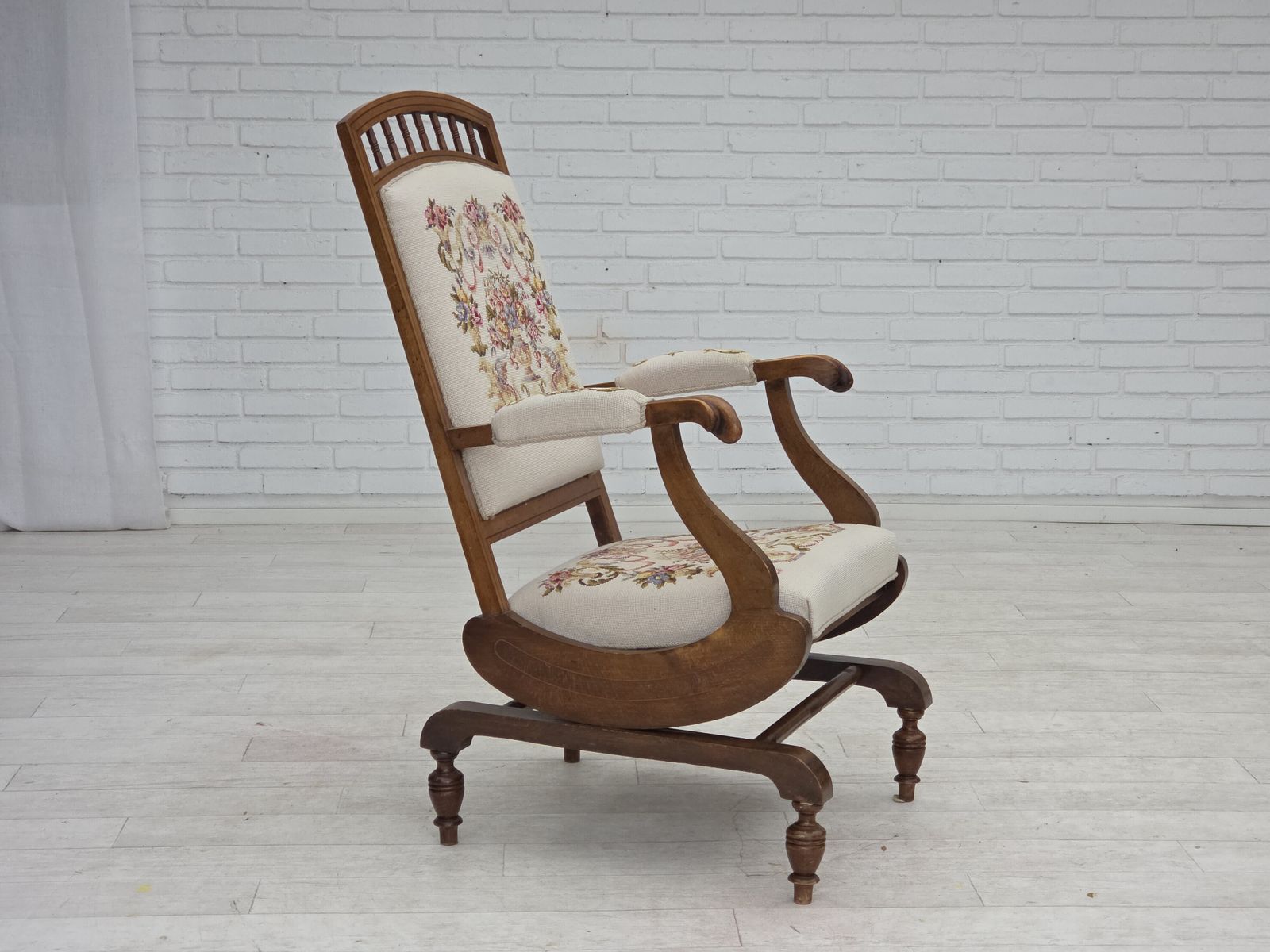 Ca. Jaren 1930, Deense Schommelstoel Met Hoge Rugleuning, Handgeweven Wol, Essenhout. photo furniture