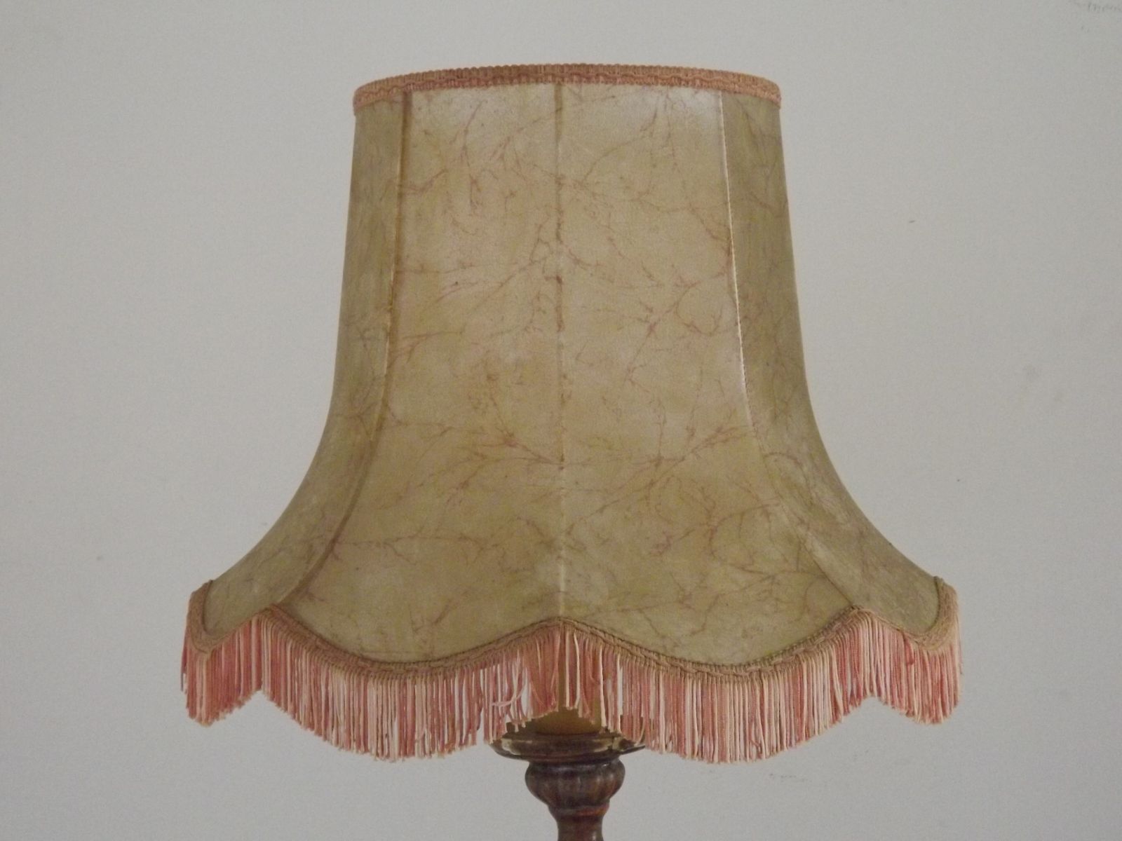 Lampe de table, bougeoir d'autel du XVIIIe siècle, abat-jour en peau photo furniture